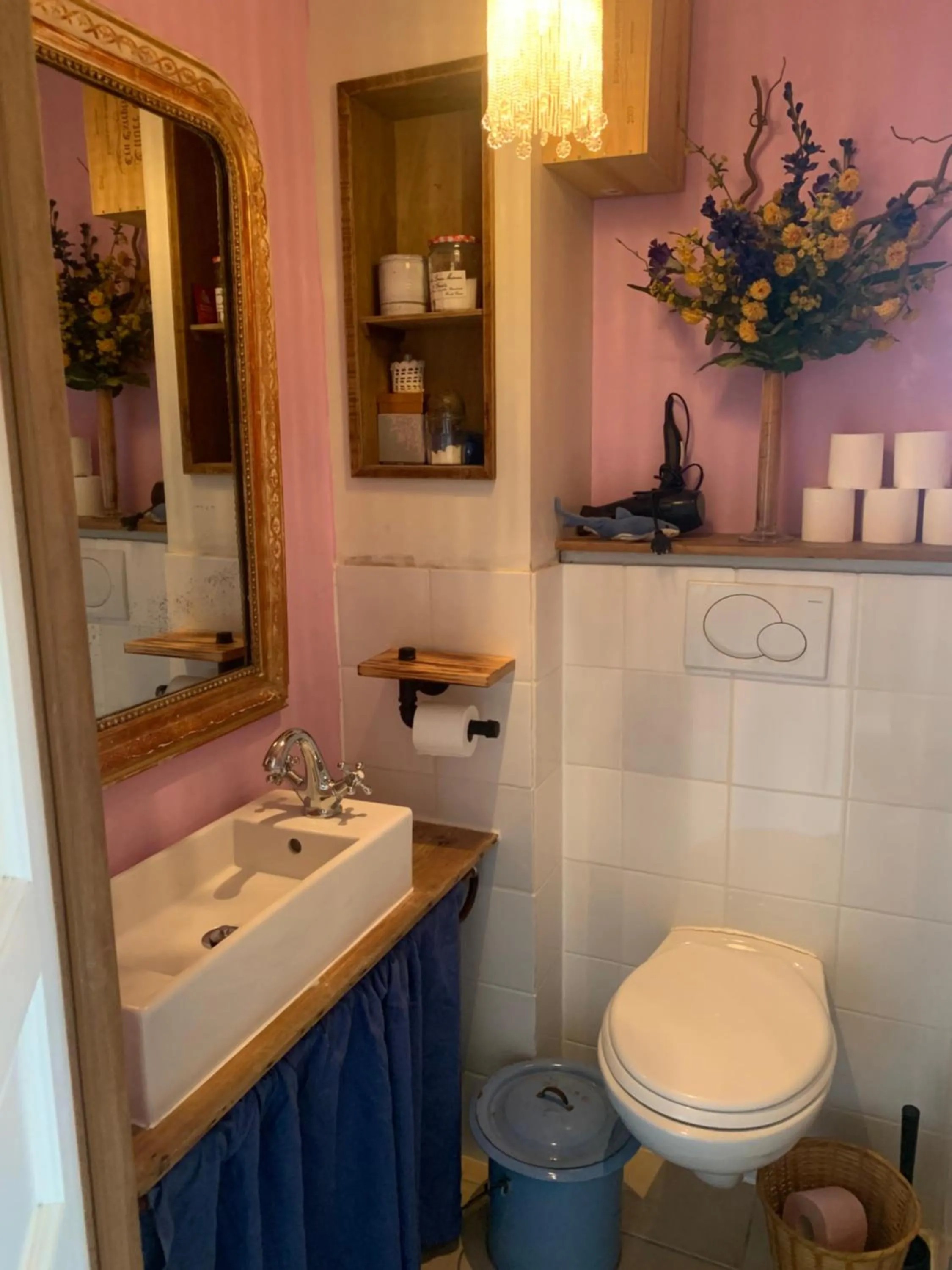 Toilet in Chambres d Hôtes Les Filles Tresy