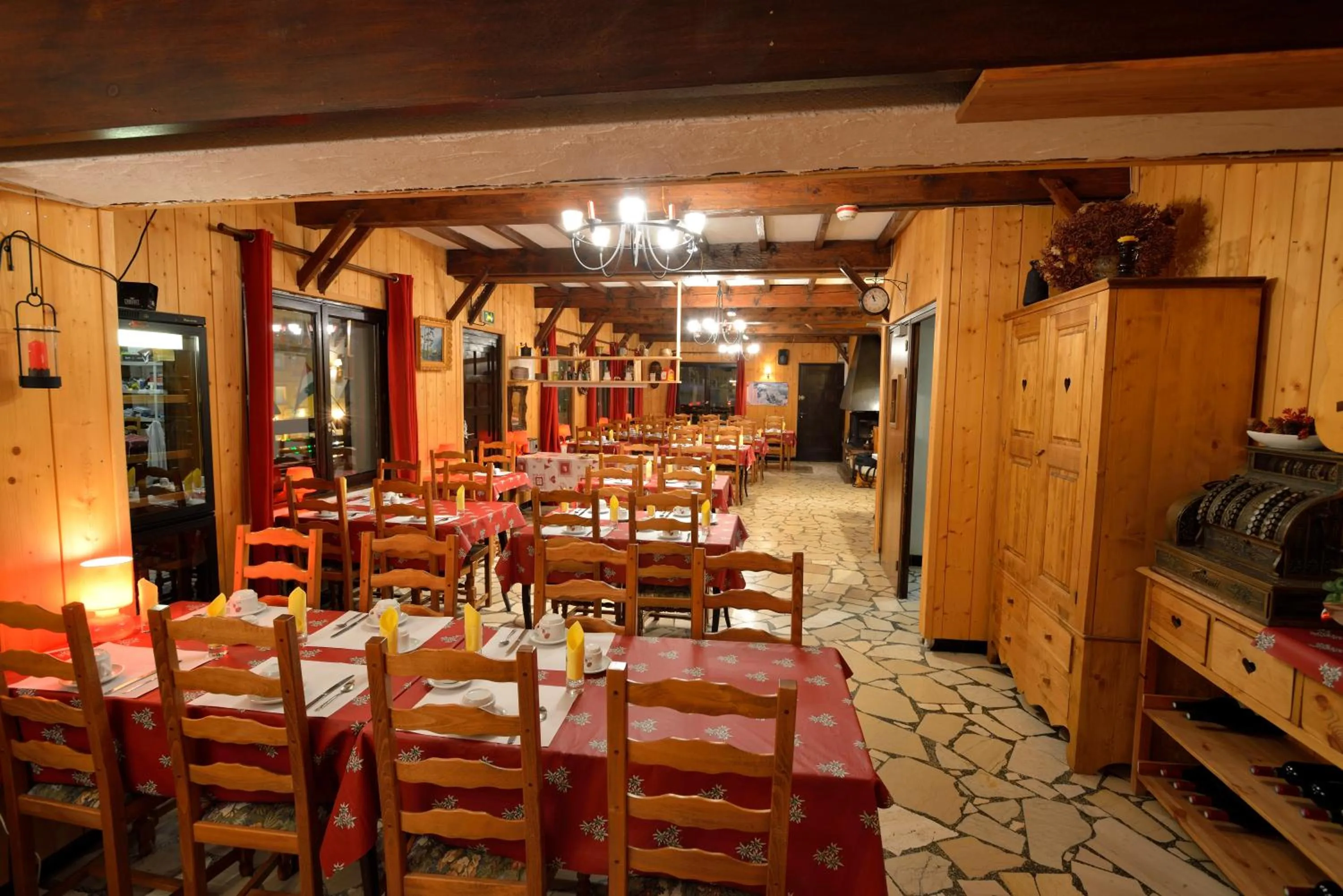Restaurant/places to eat in Hotel Le Cairn