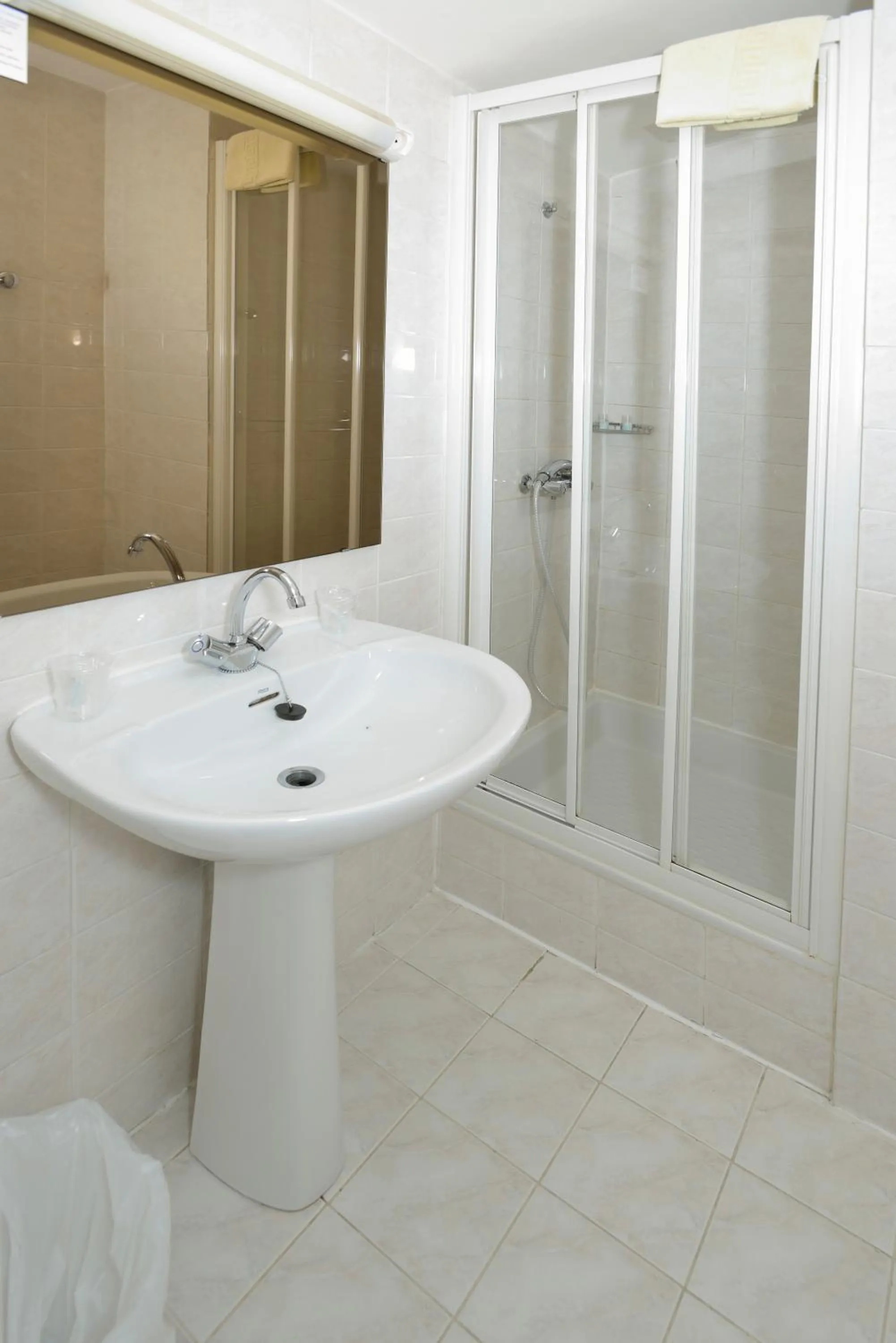 Shower in Hotel Le Cairn