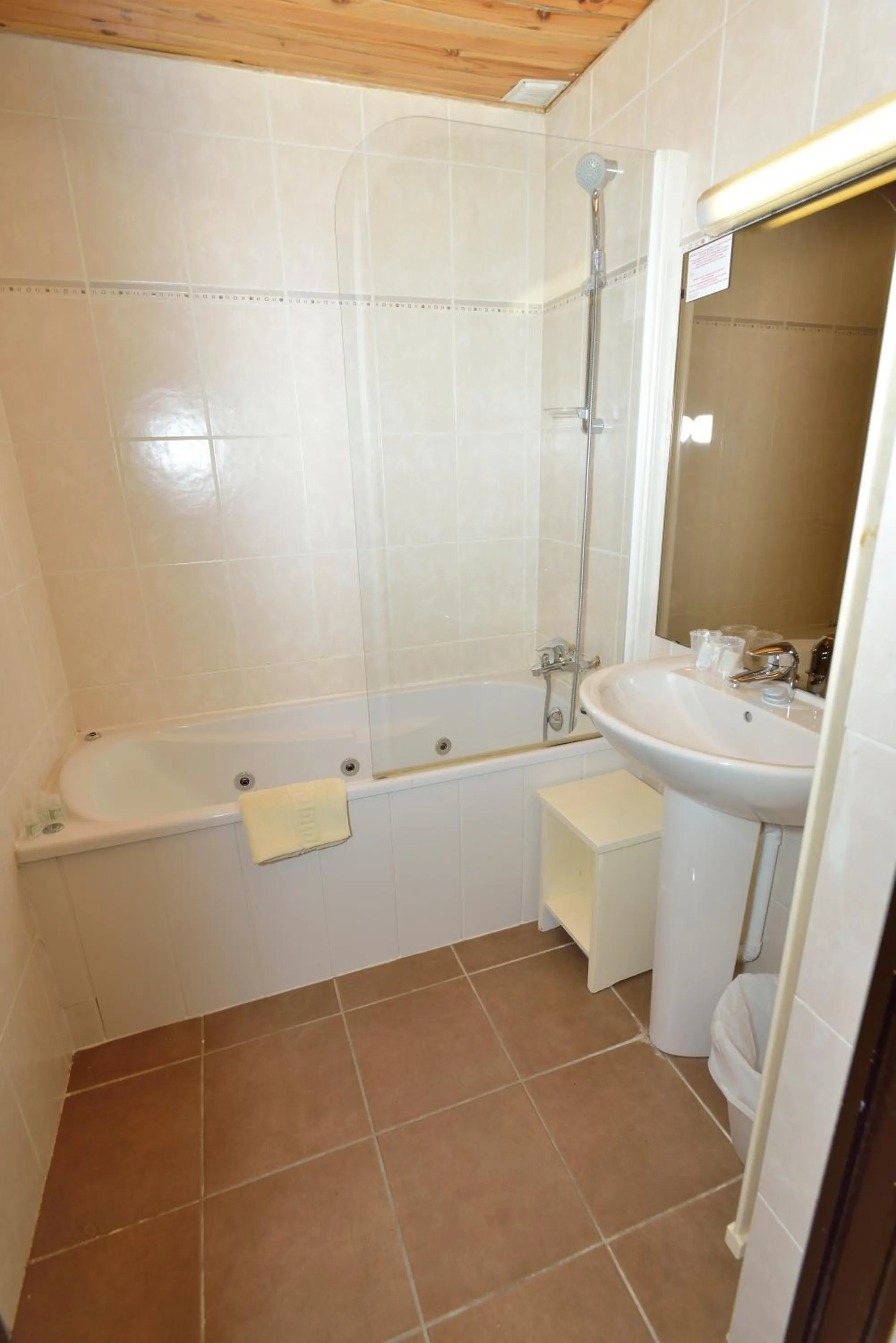 Shower in Hotel Le Cairn