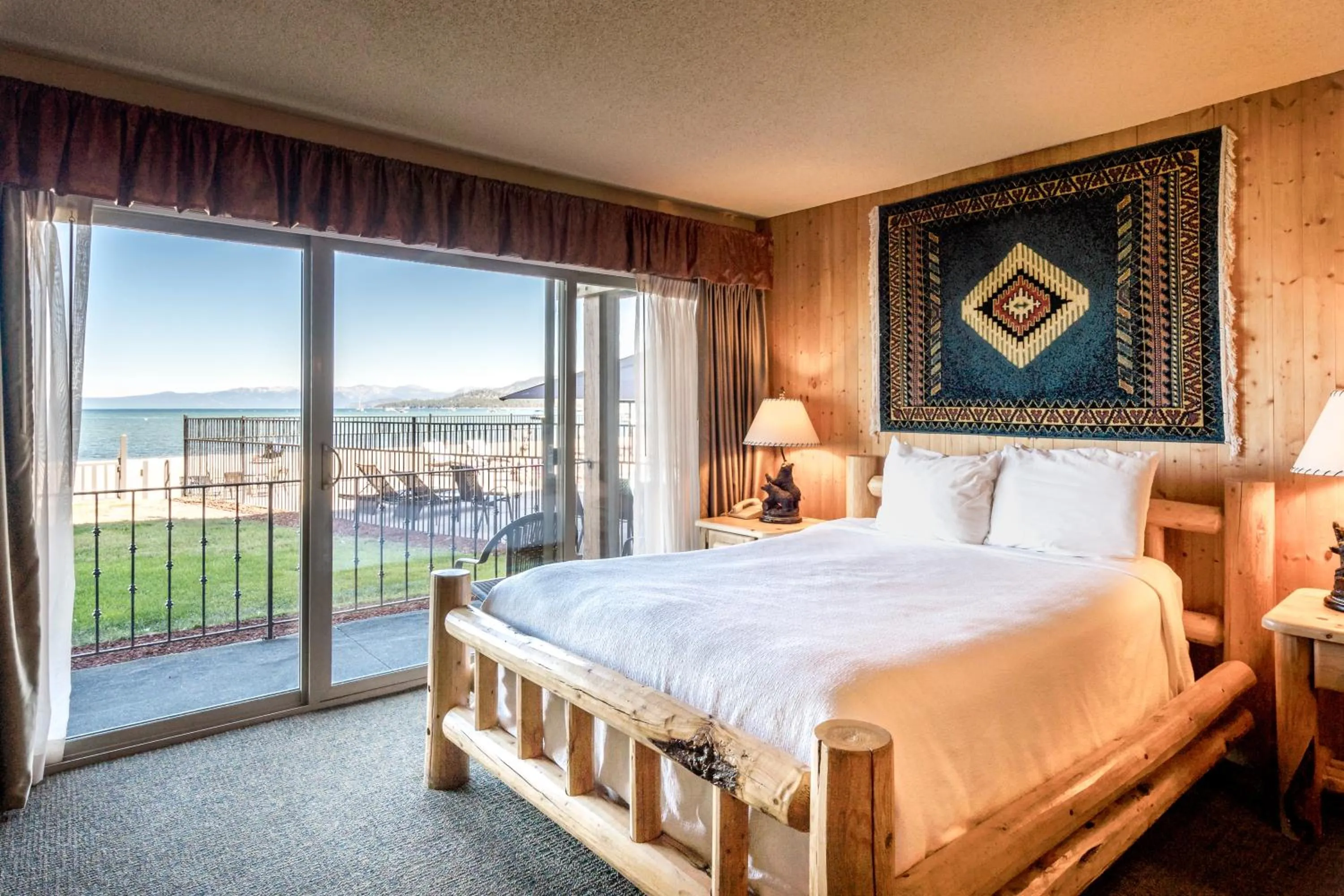 Lake view, Bed in Tahoe Lakeshore Lodge & Spa