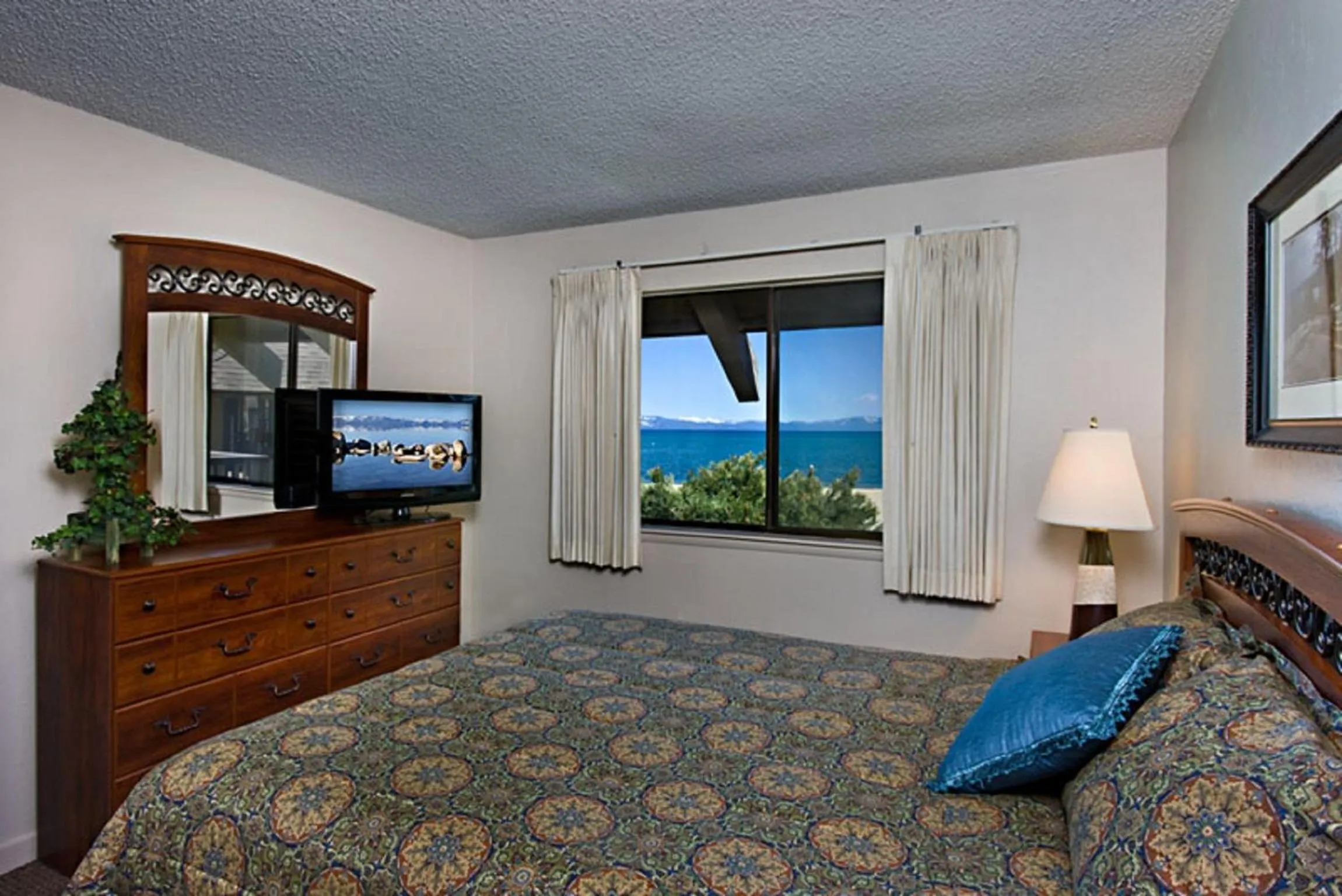 Photo of the whole room, Bed in Tahoe Lakeshore Lodge & Spa