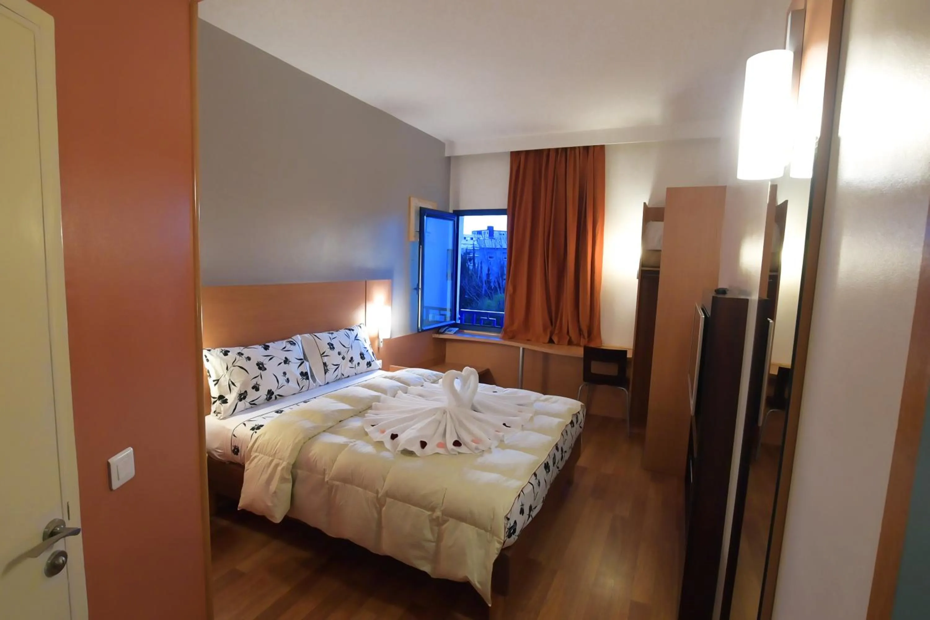 Bedroom, Bed in Senator Hotel Tanger