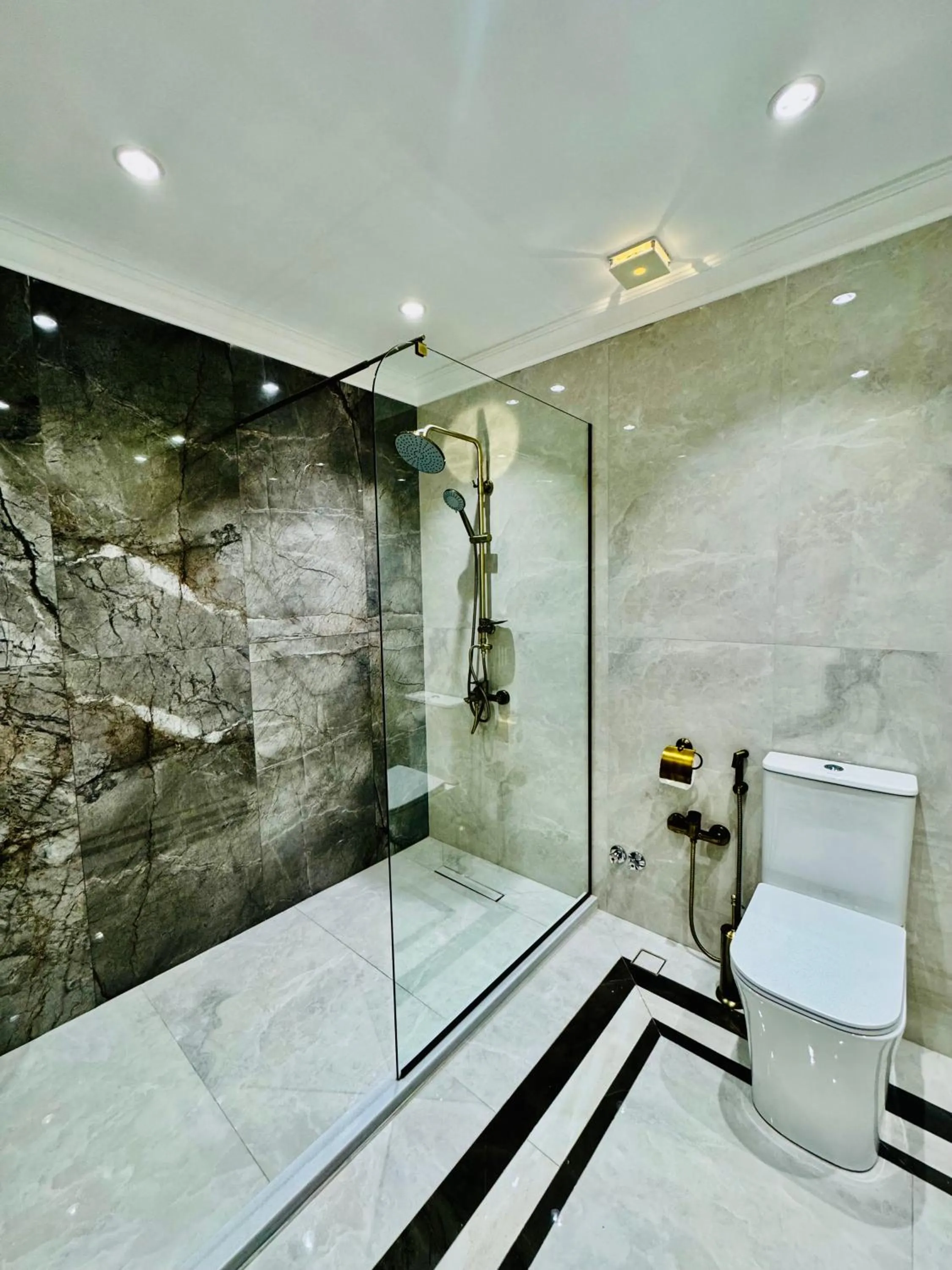 Shower in Ganjali Plaza Hotel