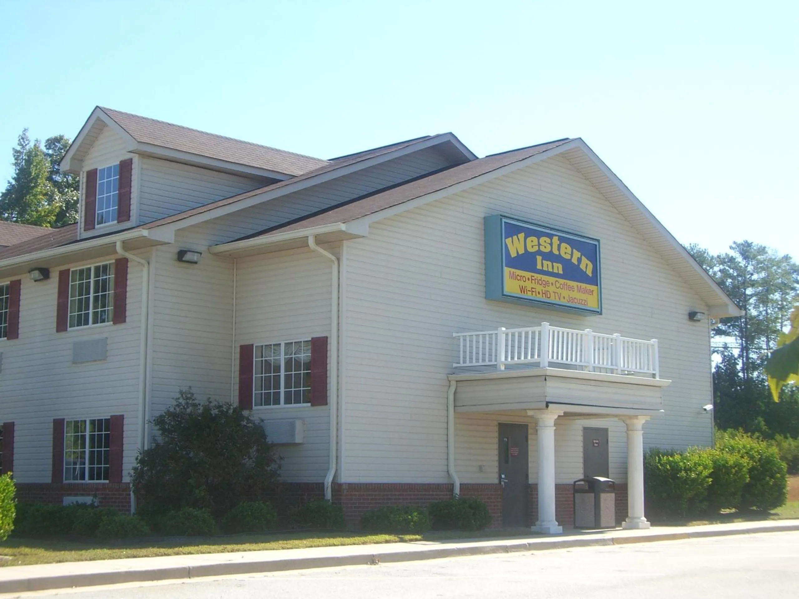 Property building in Western Inn & Suites Hampton