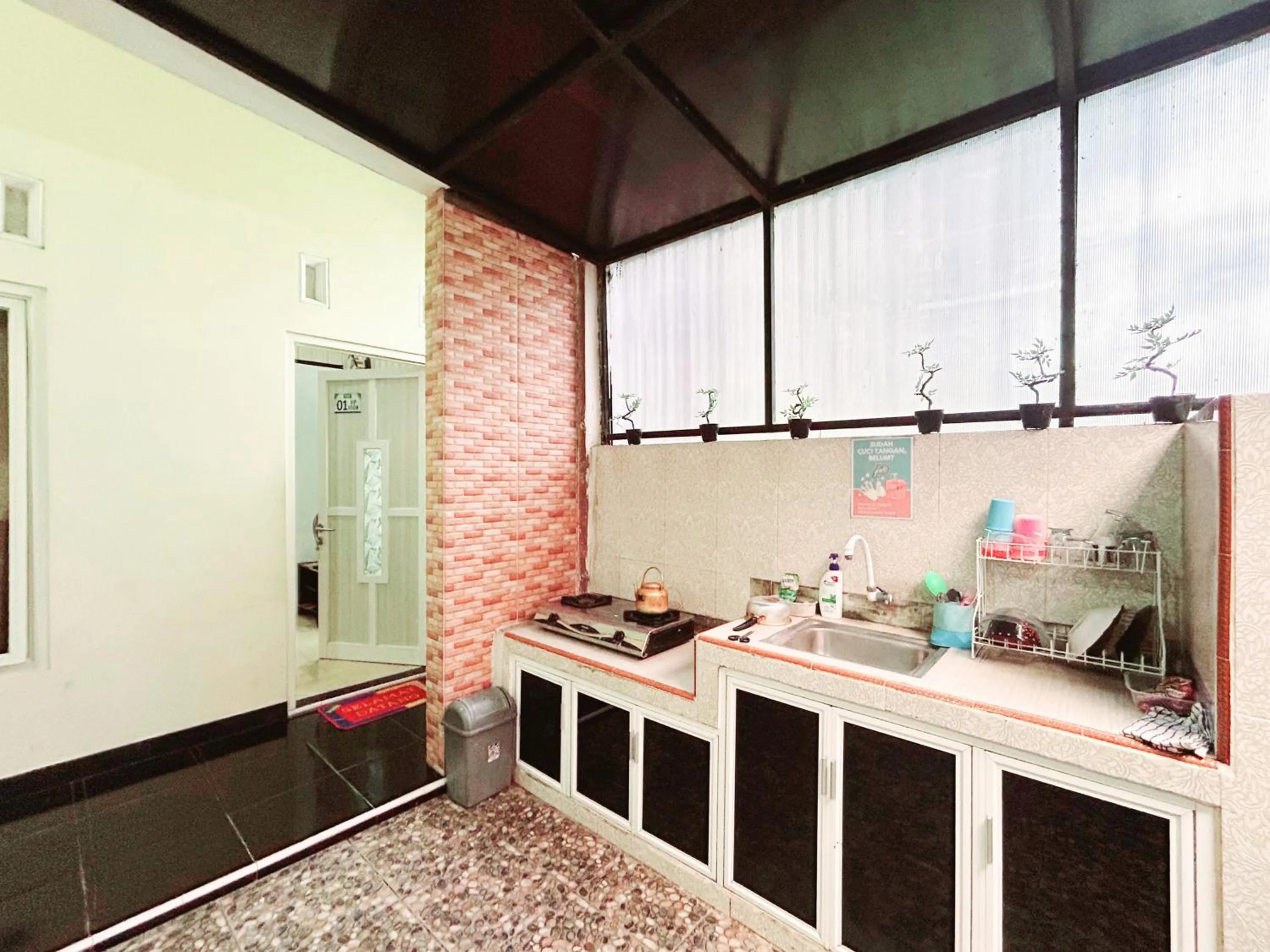 Kitchen or kitchenette in Lancar Homestay Syariah near BNS Mitra RedDoorz