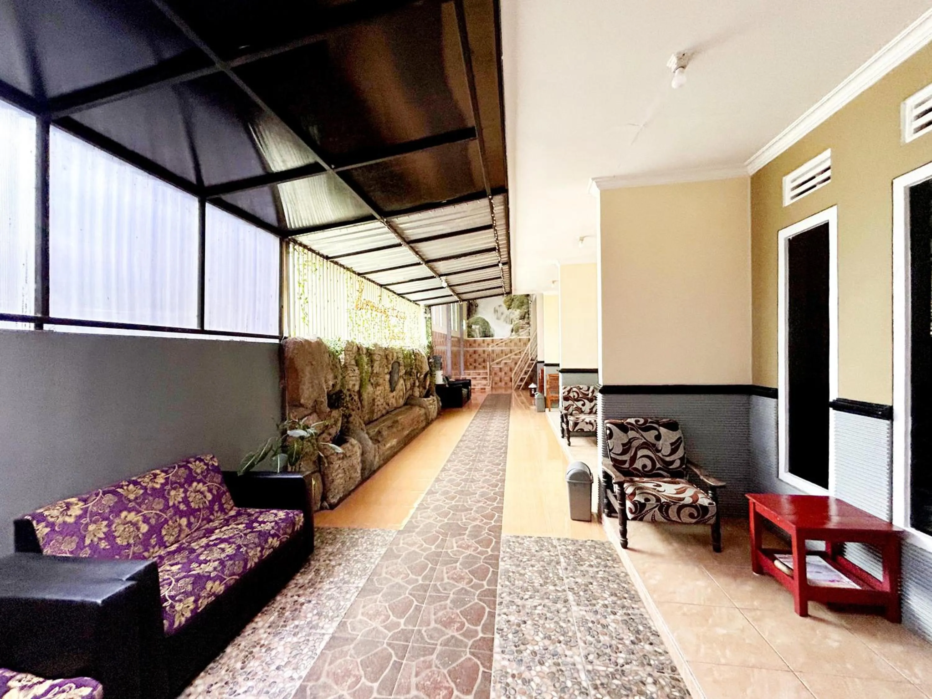 Seating area in Lancar Homestay Syariah near BNS Mitra RedDoorz