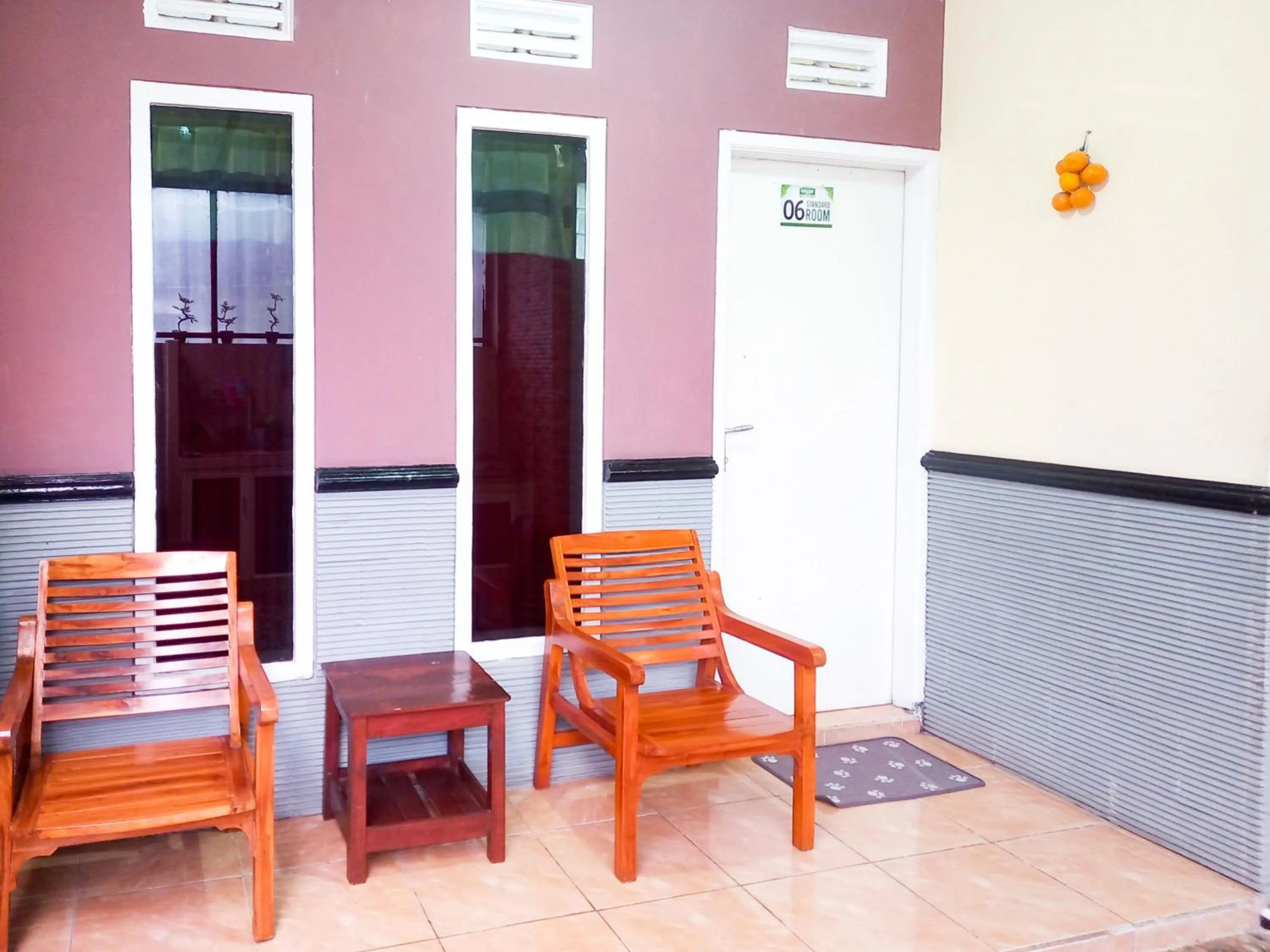 Seating area in Lancar Homestay Syariah near BNS Mitra RedDoorz