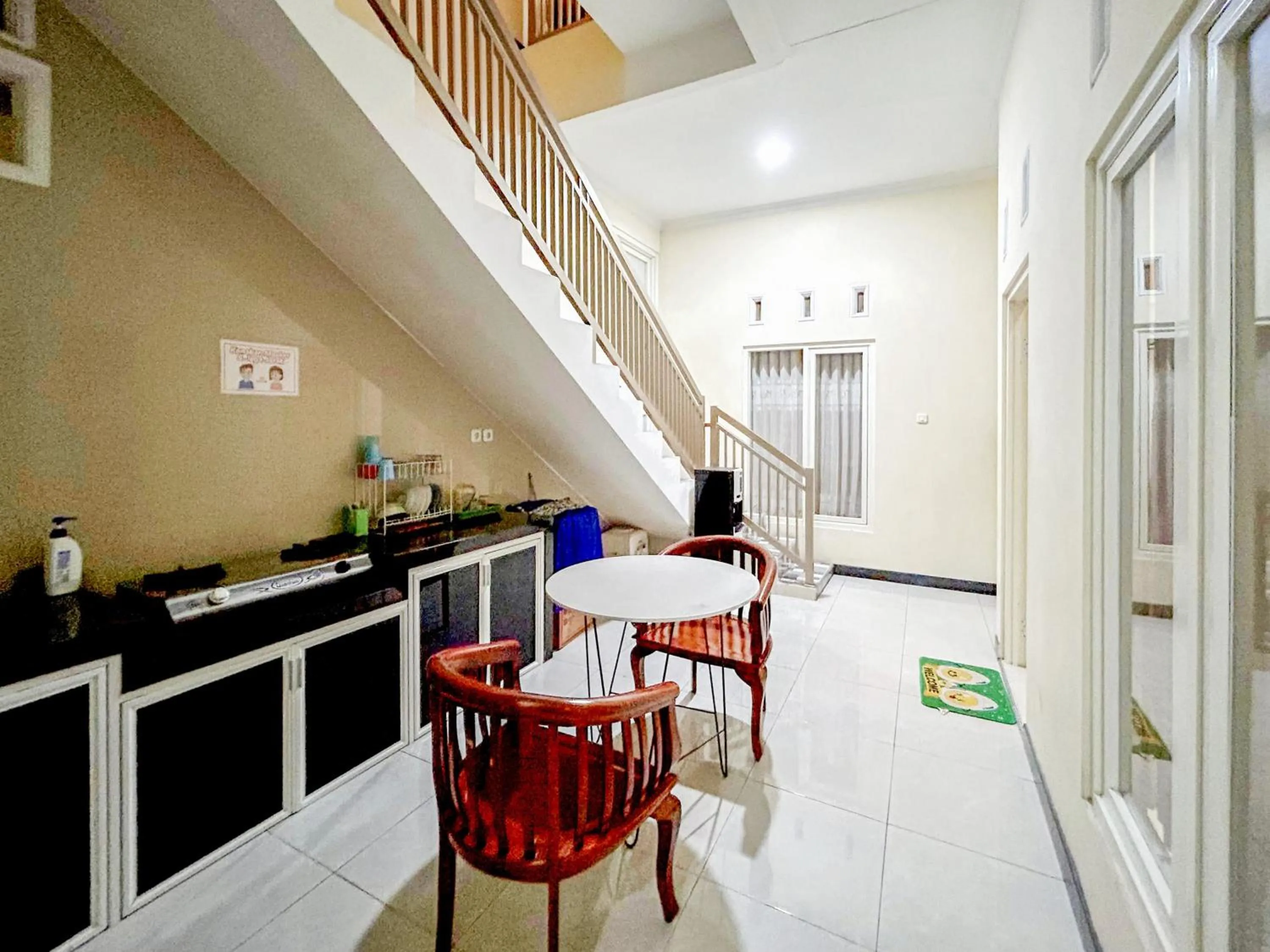 Kitchen or kitchenette in Lancar Homestay Syariah near BNS Mitra RedDoorz