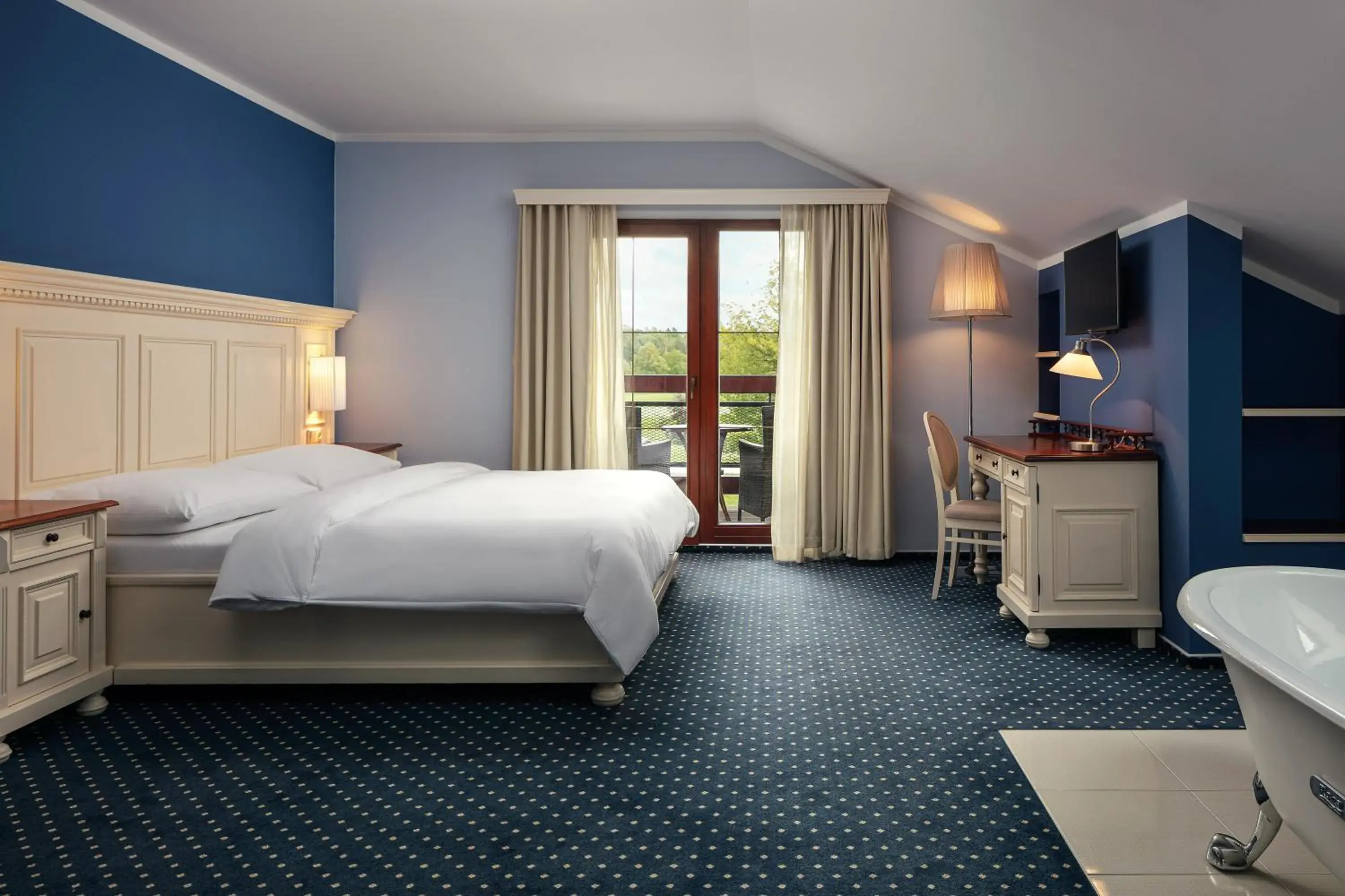 Deluxe Double Room with Bath in Golf & Spa Kunětická Hora Deluxe Double Room with Bath in Golf & Spa Kunětická Hora