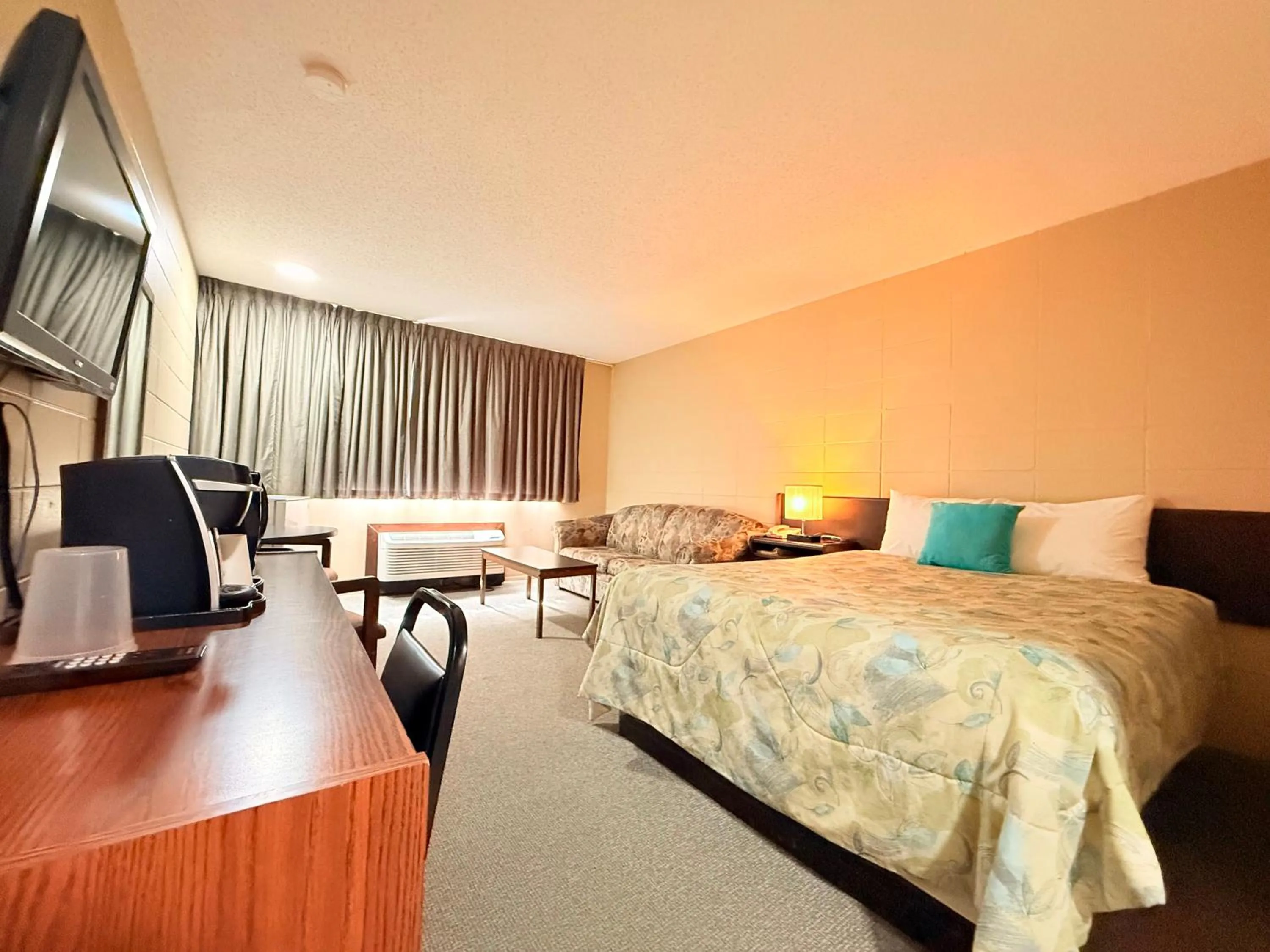 Communal lounge/ TV room, Bed in Capri Motor Inn