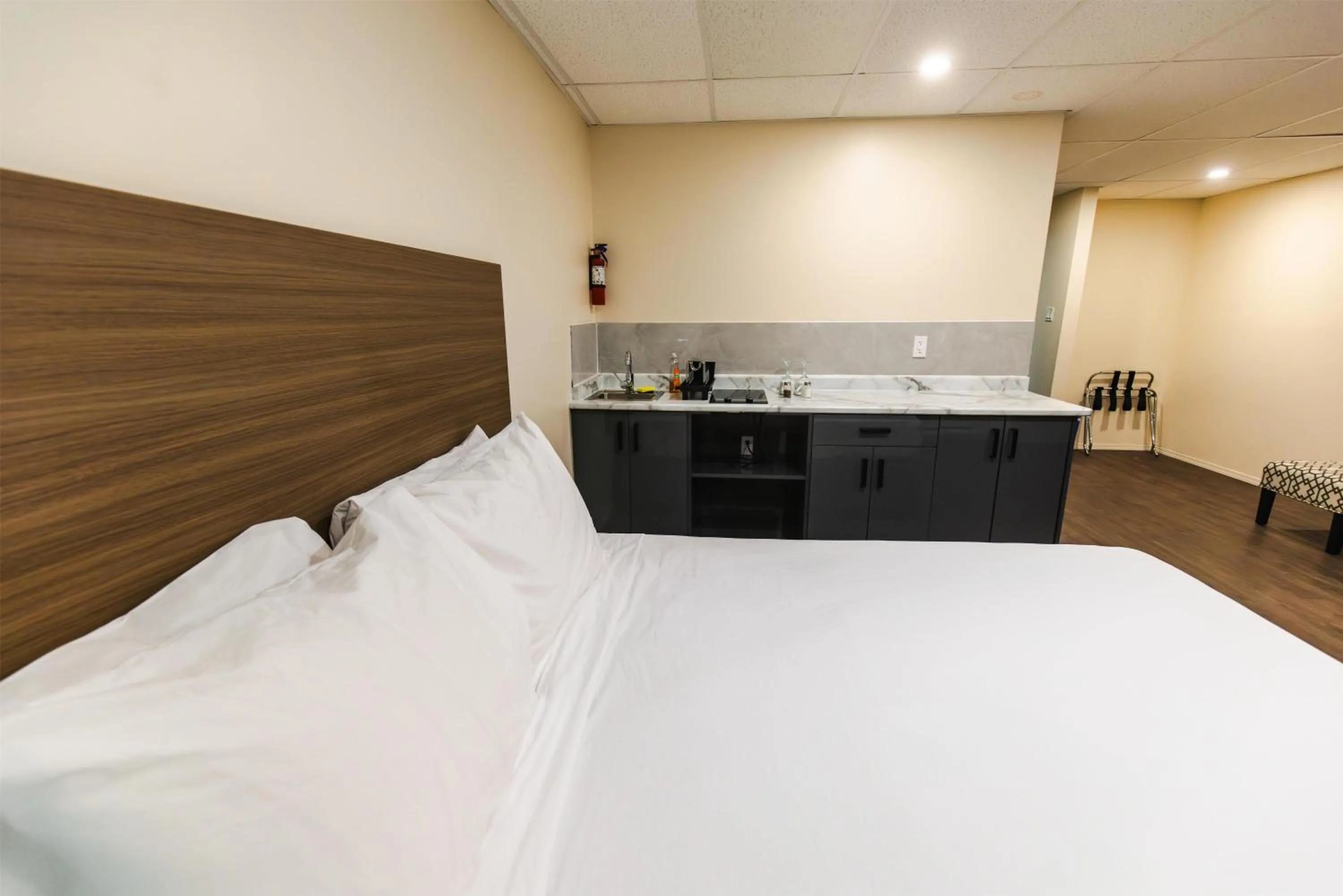 Kitchen or kitchenette, Bed in SureStay by Best Western Smithers