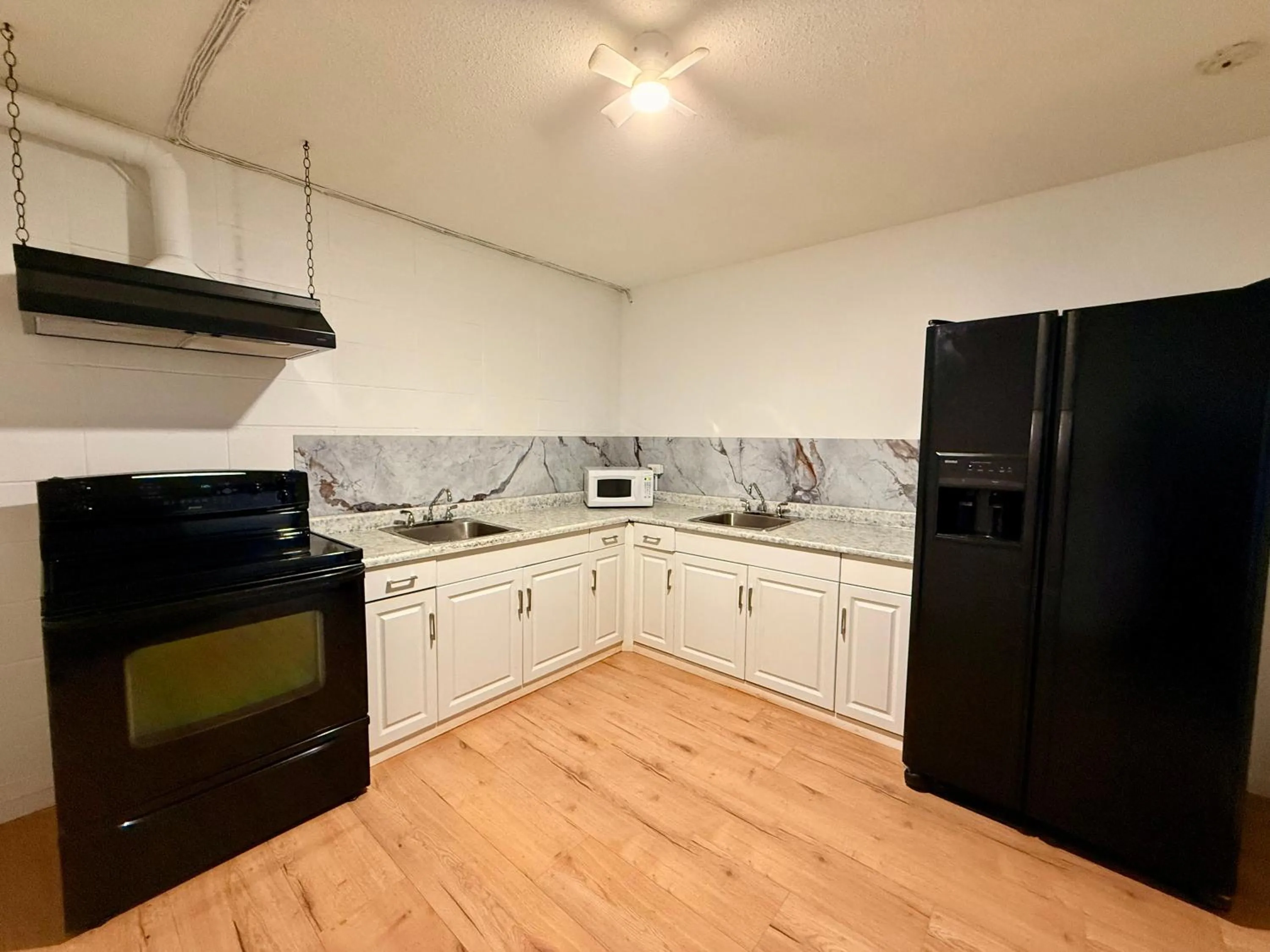 Communal kitchen in Capri Motor Inn