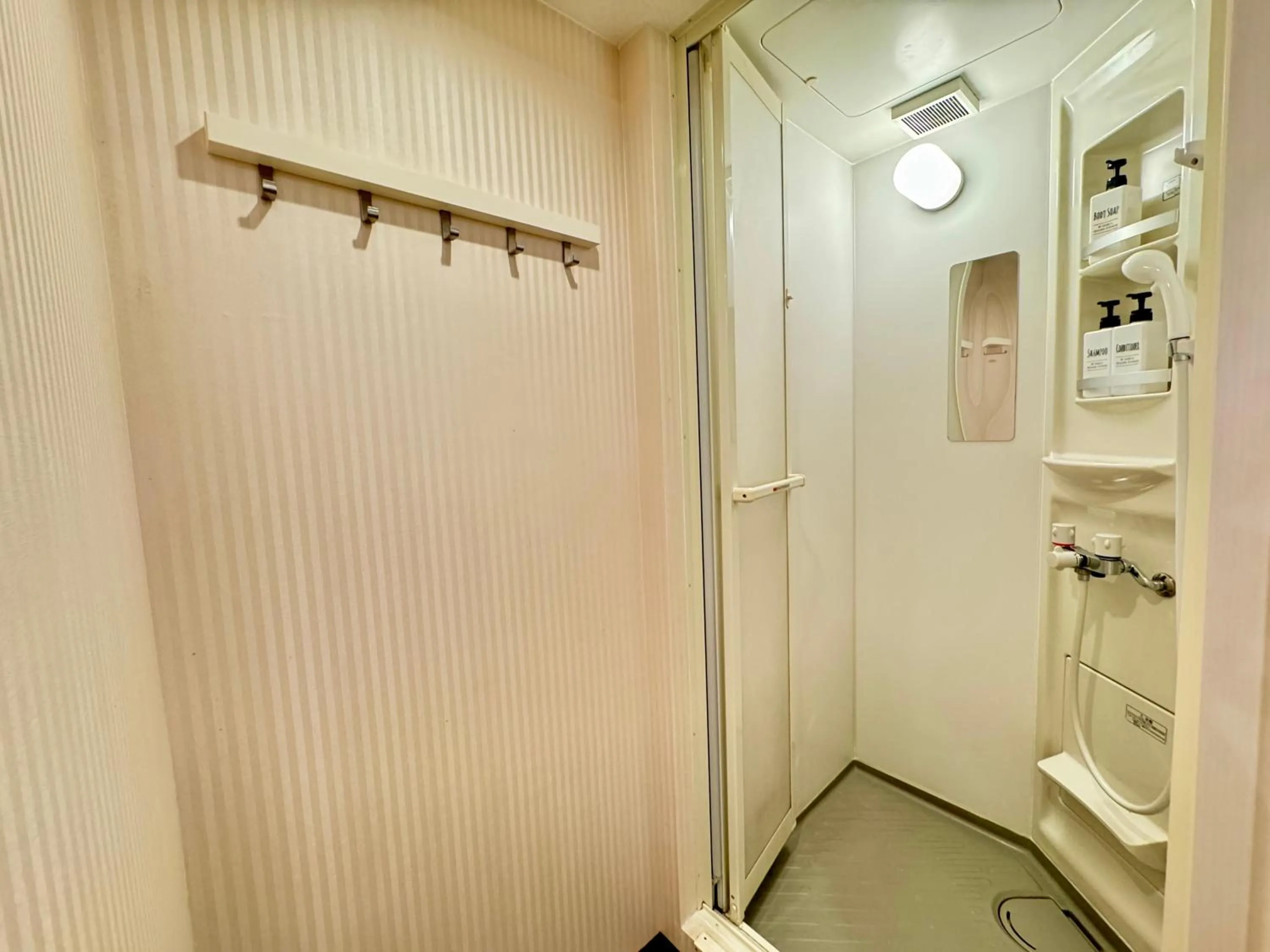 Shower in Hotel Orange House