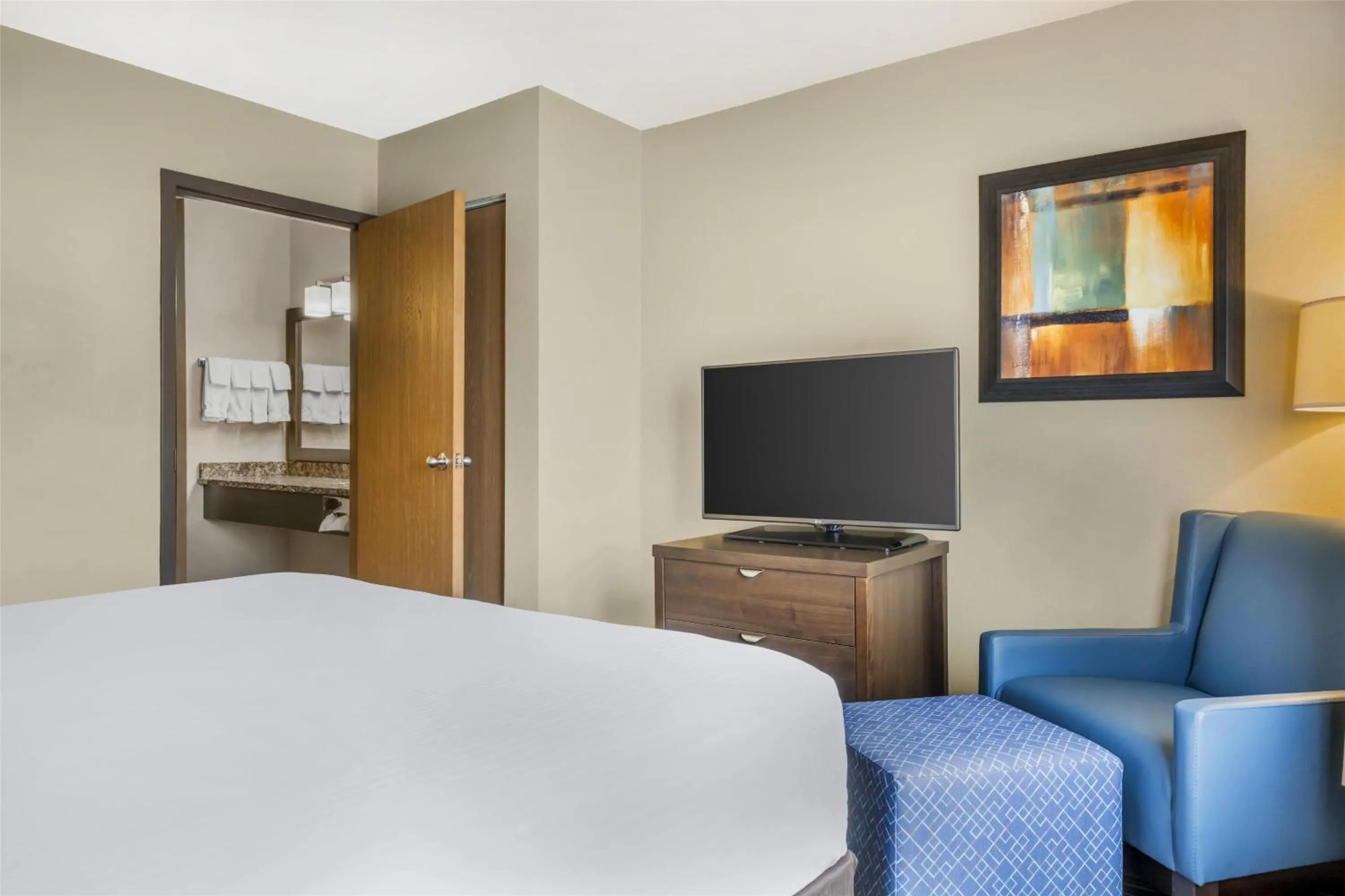 Bedroom, Bed in BEST WESTERN PLUS Saint John Hotel & Suites