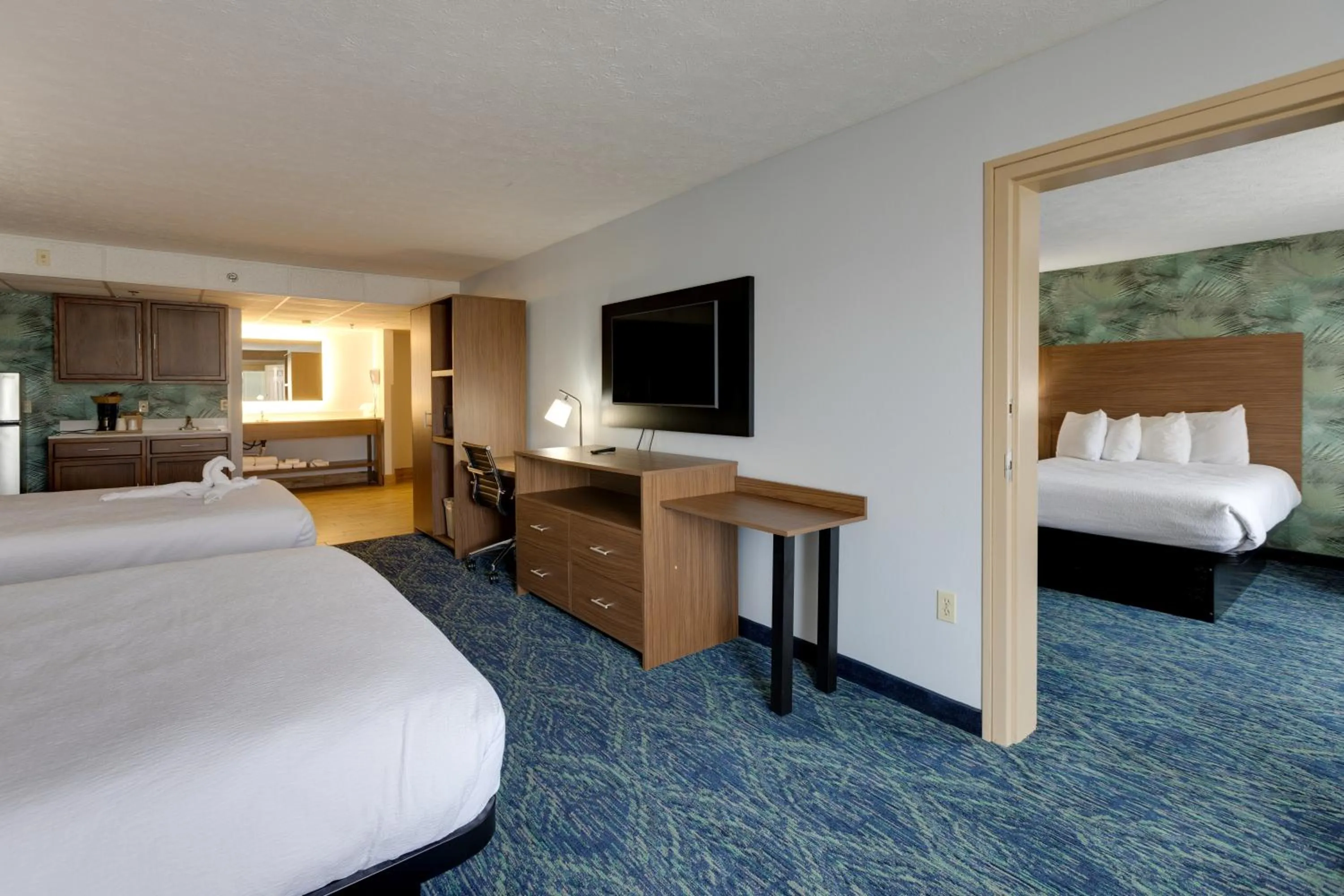 Photo of the whole room, Bed in Park Grove Inn