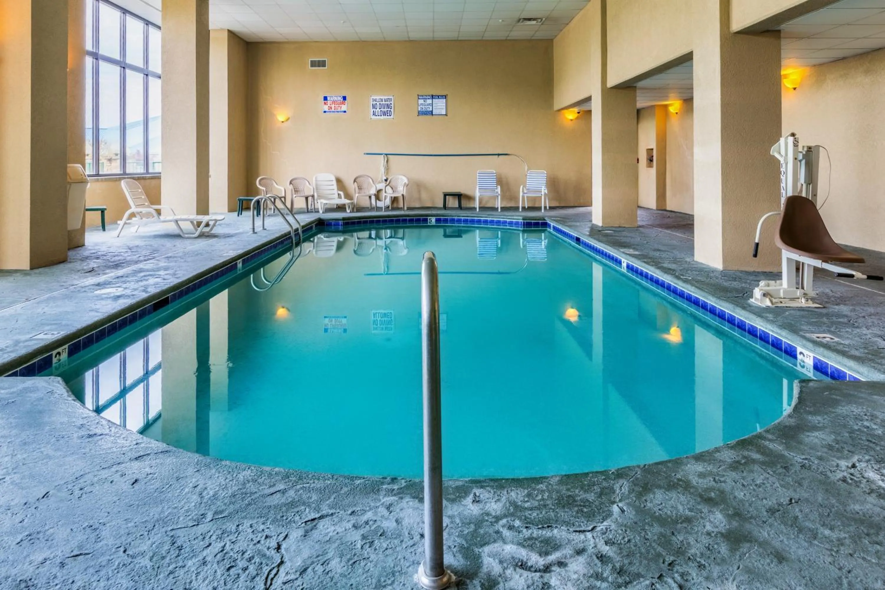 Swimming pool in Park Grove Inn