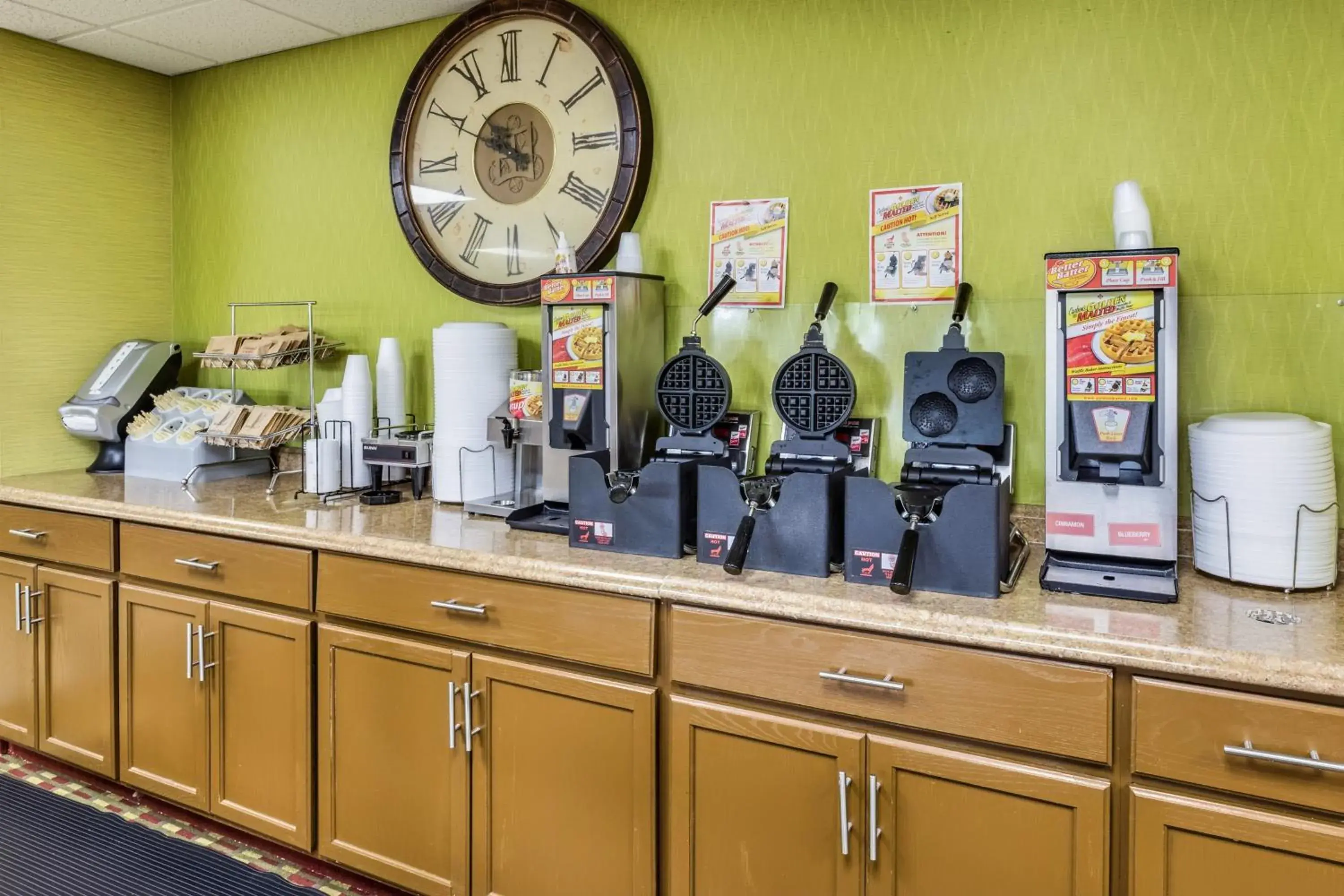 Breakfast in Park Grove Inn Breakfast in Park Grove Inn