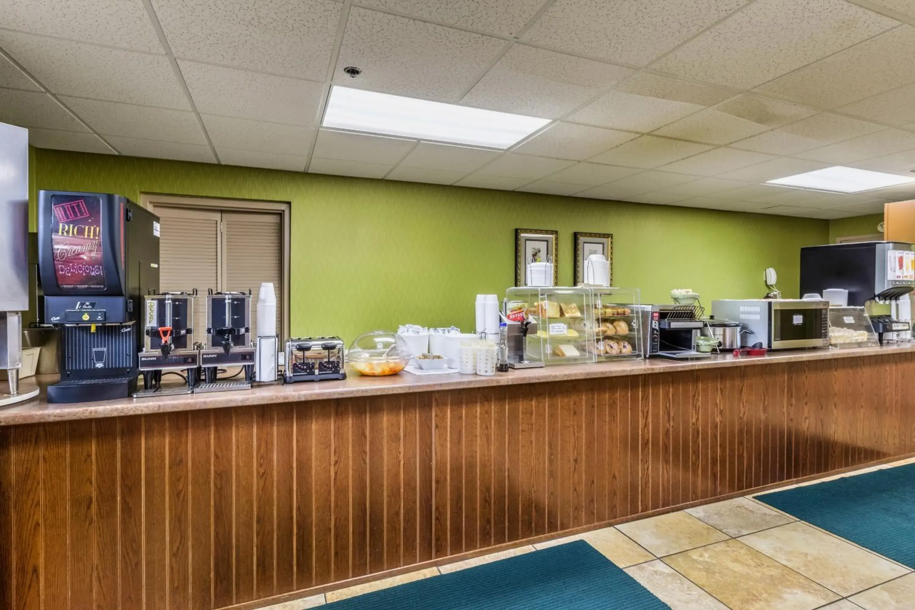 Breakfast in Park Grove Inn Breakfast in Park Grove Inn