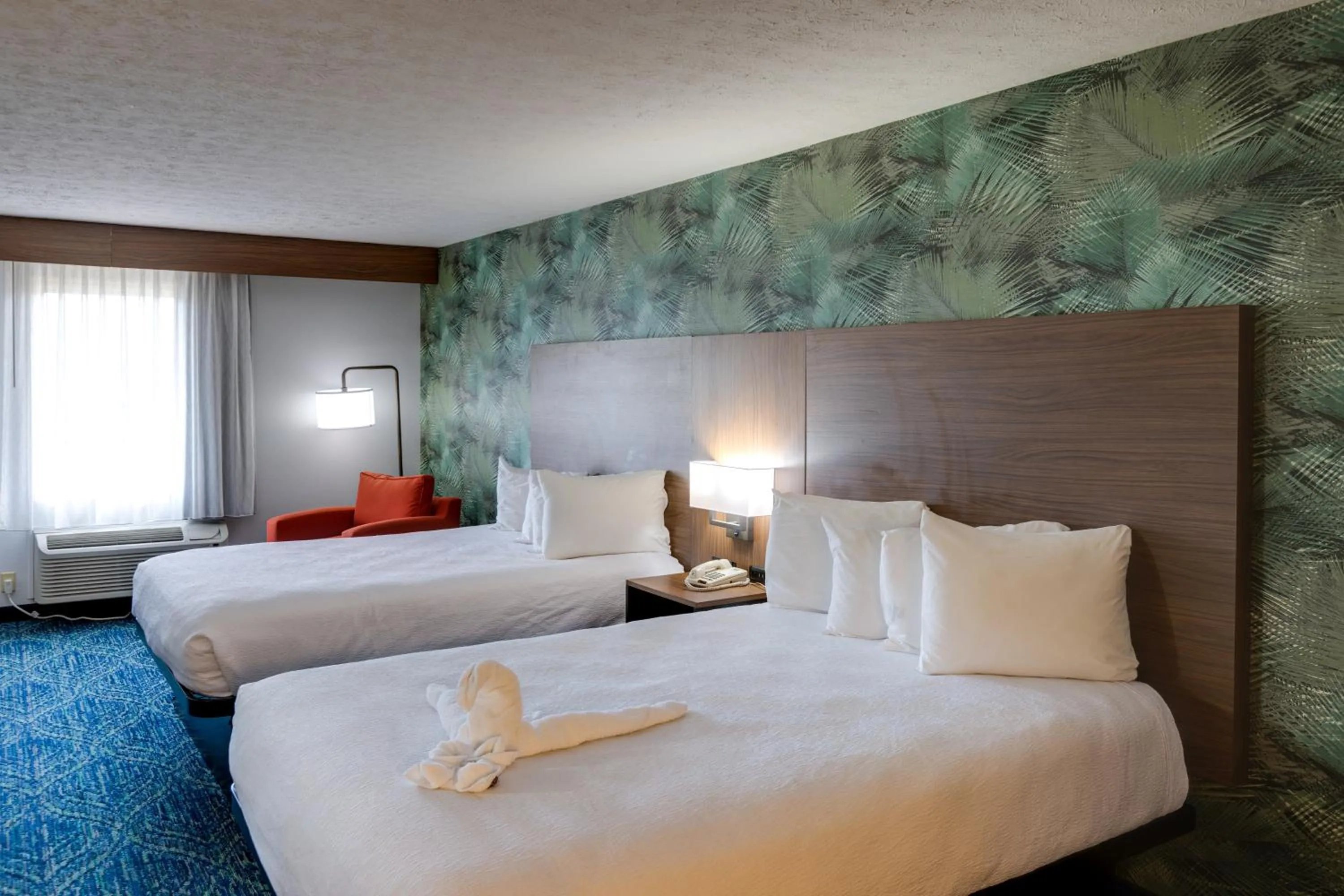 Photo of the whole room, Bed in Park Grove Inn