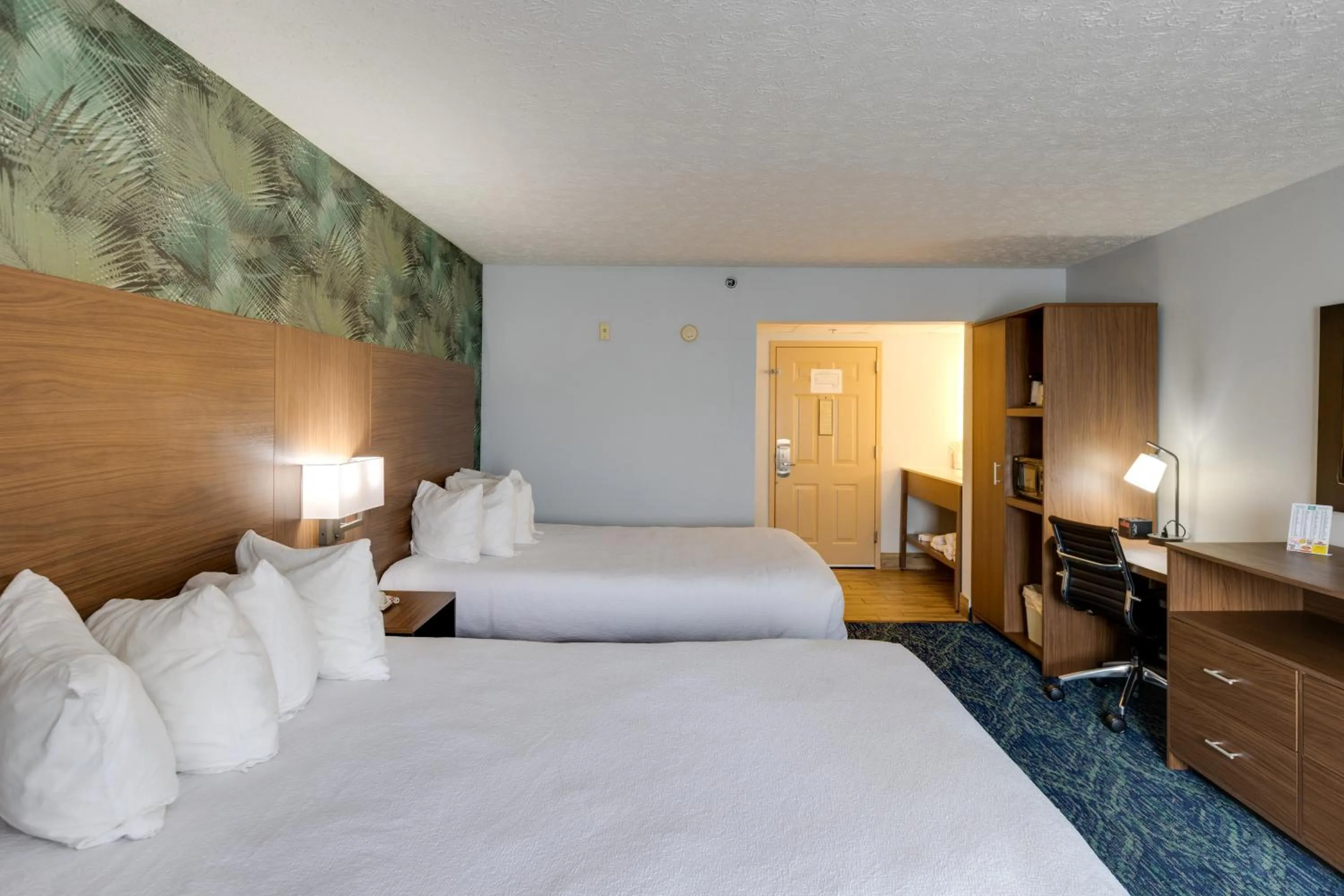 Photo of the whole room, Bed in Park Grove Inn