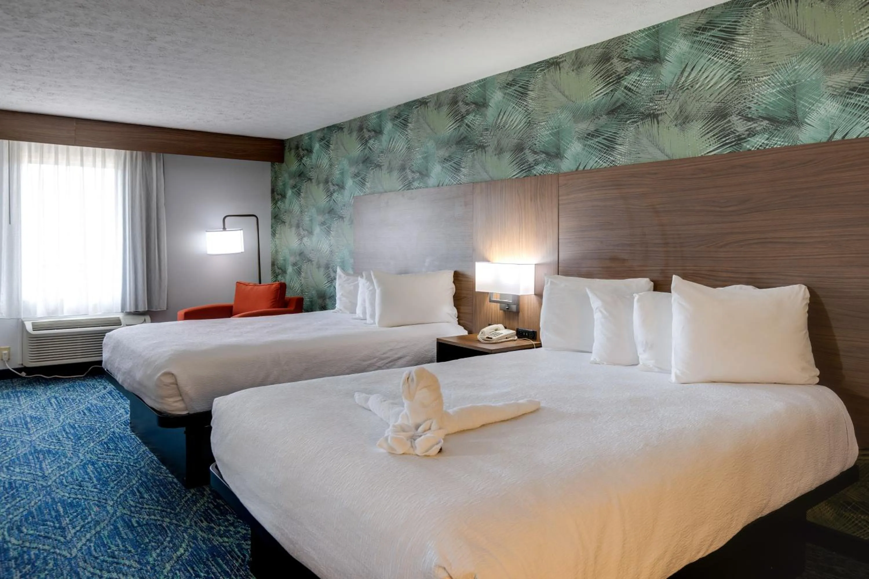 Photo of the whole room, Bed in Park Grove Inn