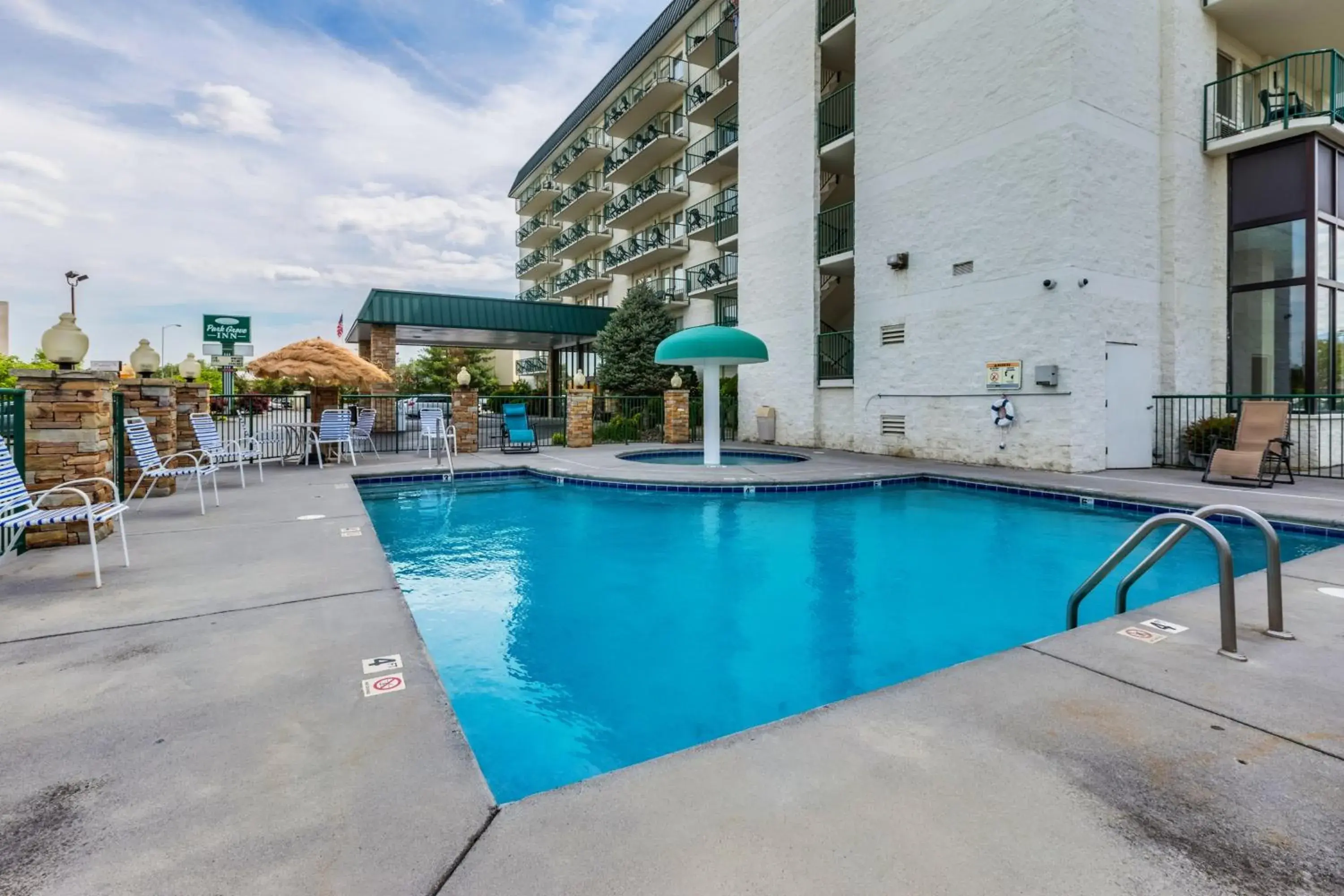 Swimming pool in Park Grove Inn Swimming pool in Park Grove Inn