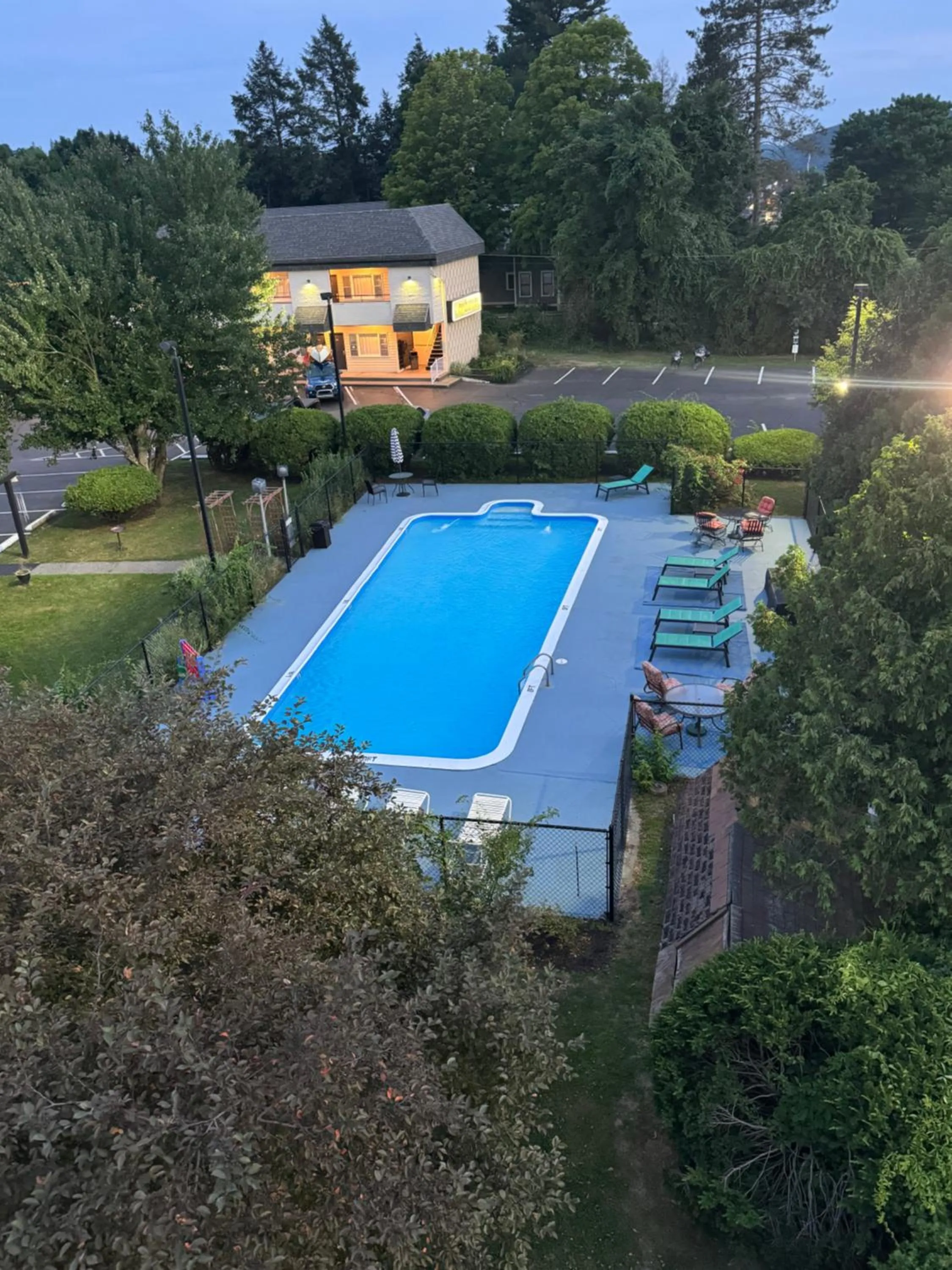 Swimming pool in The Black Mountain Inn
