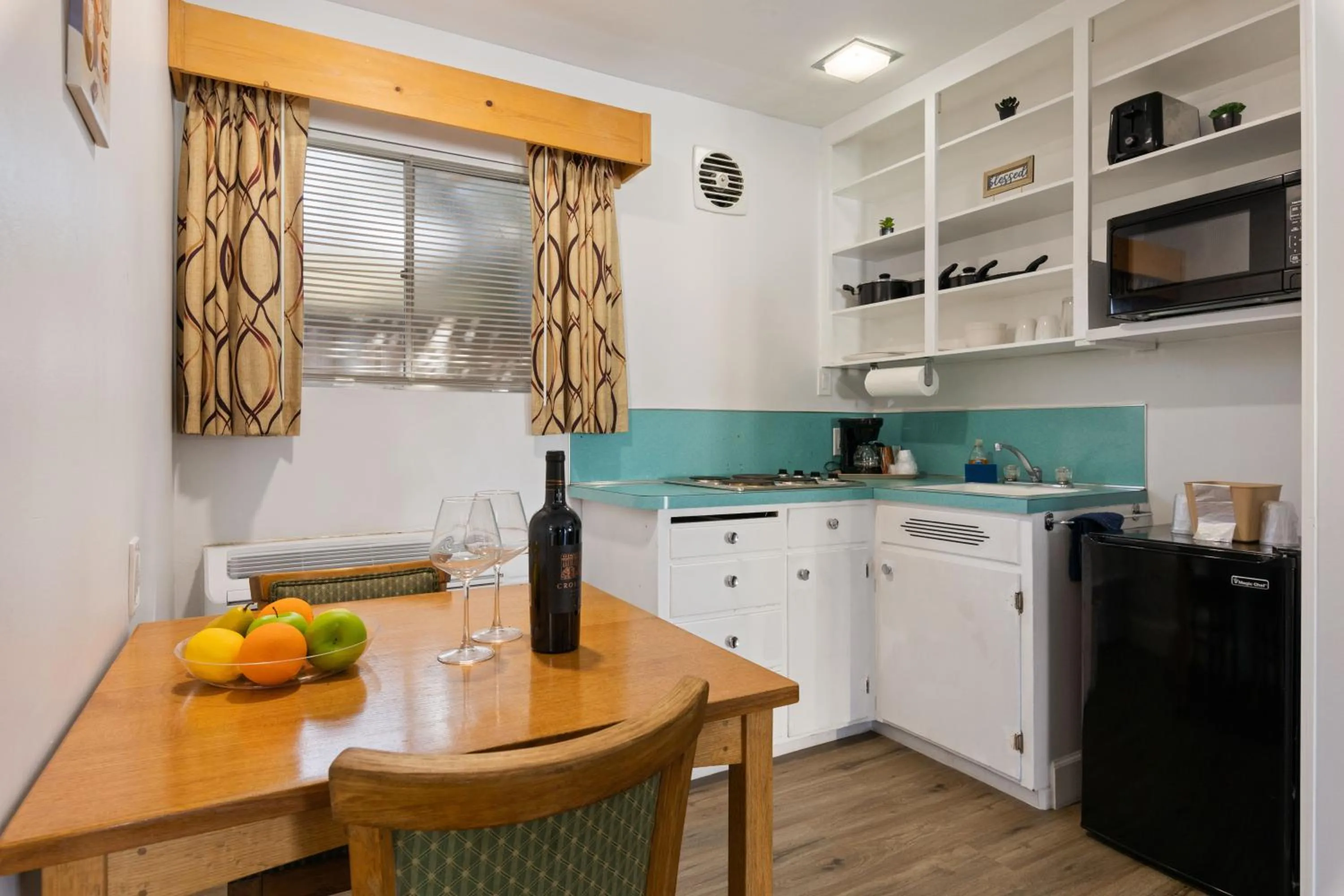 Kitchen or kitchenette in Skylark Shores Resort