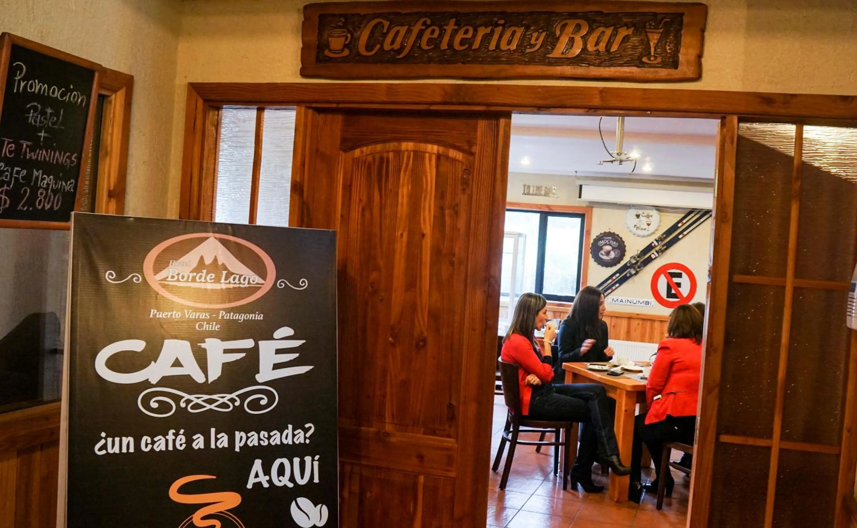 Lounge or bar in Hotel Borde Lago