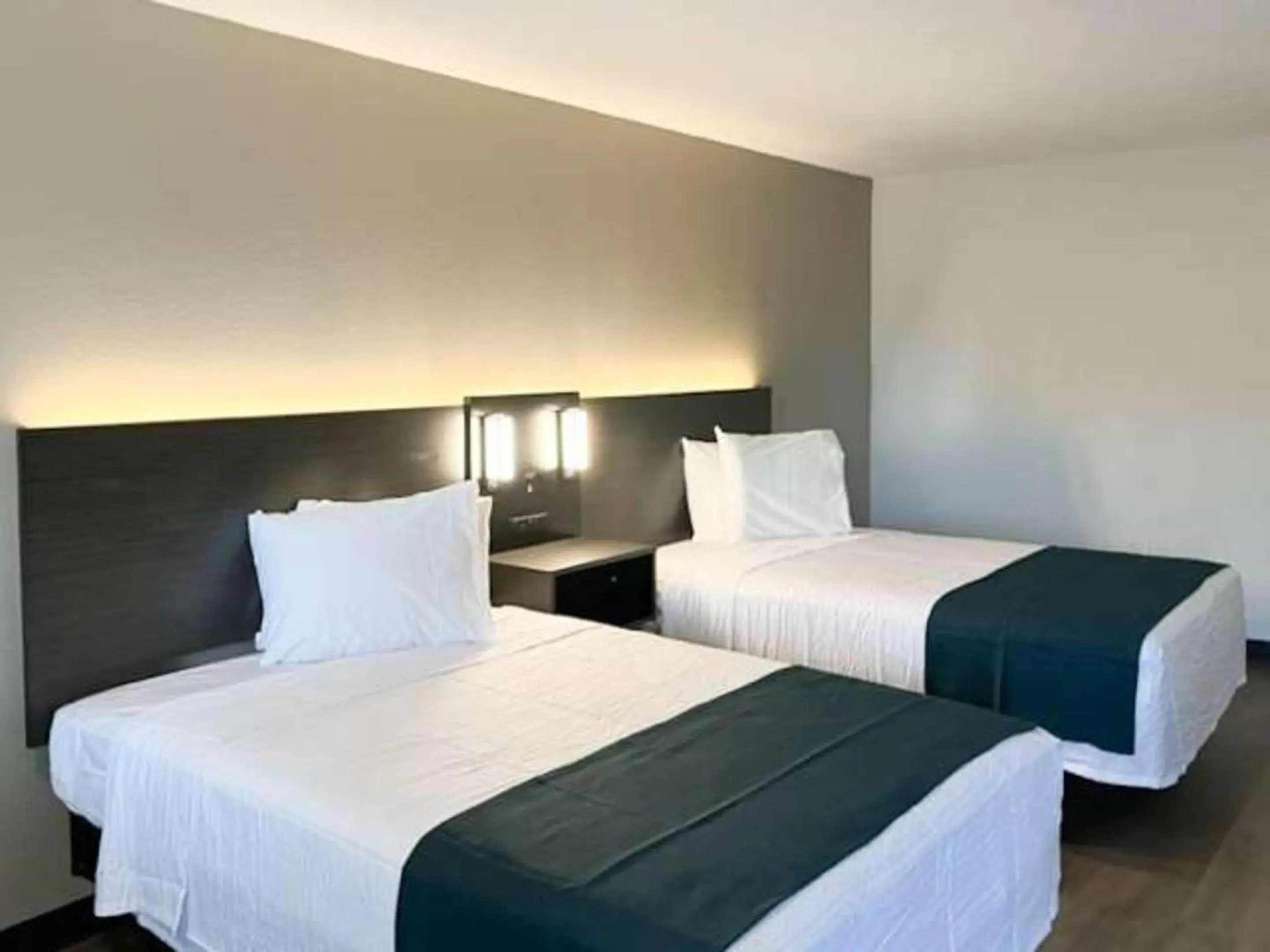 Bedroom, Bed in Motel 6 Sandersville, GA Bedroom, Bed in Motel 6 Sandersville, GA