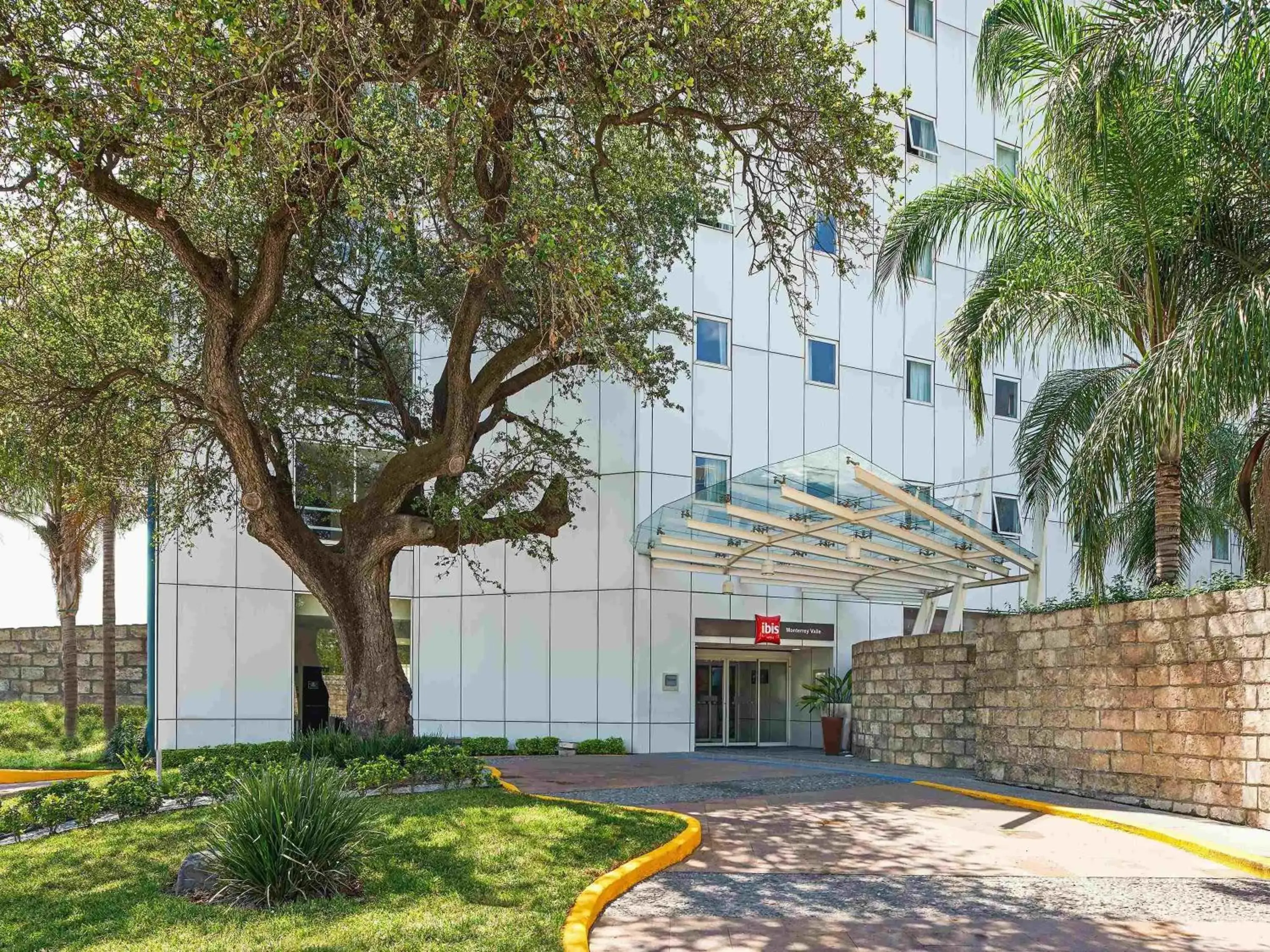 Property building in Ibis Monterrey Valle Property building in Ibis Monterrey Valle