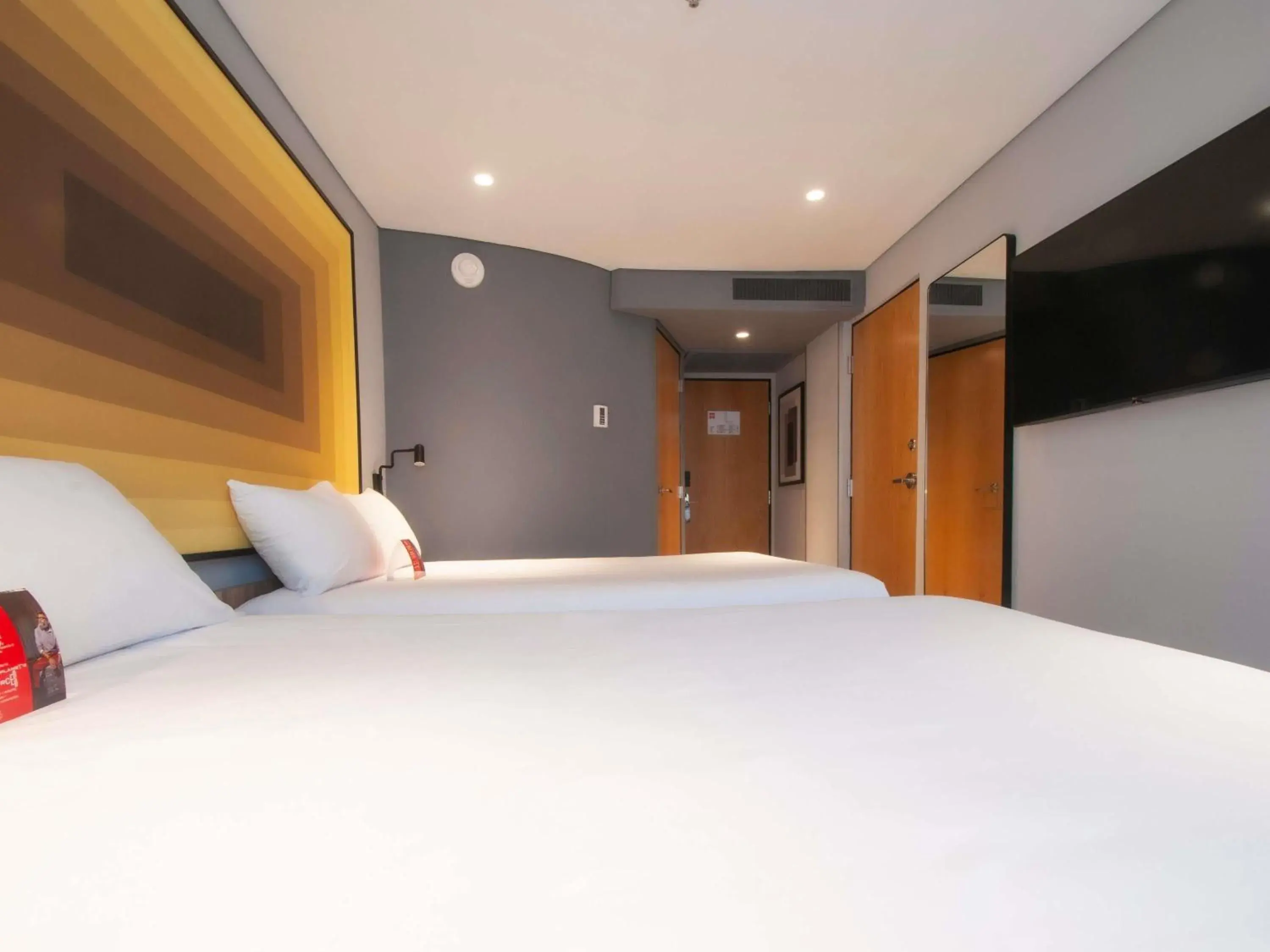 Bedroom, Bed in Ibis Monterrey Aeropuerto Bedroom, Bed in Ibis Monterrey Aeropuerto