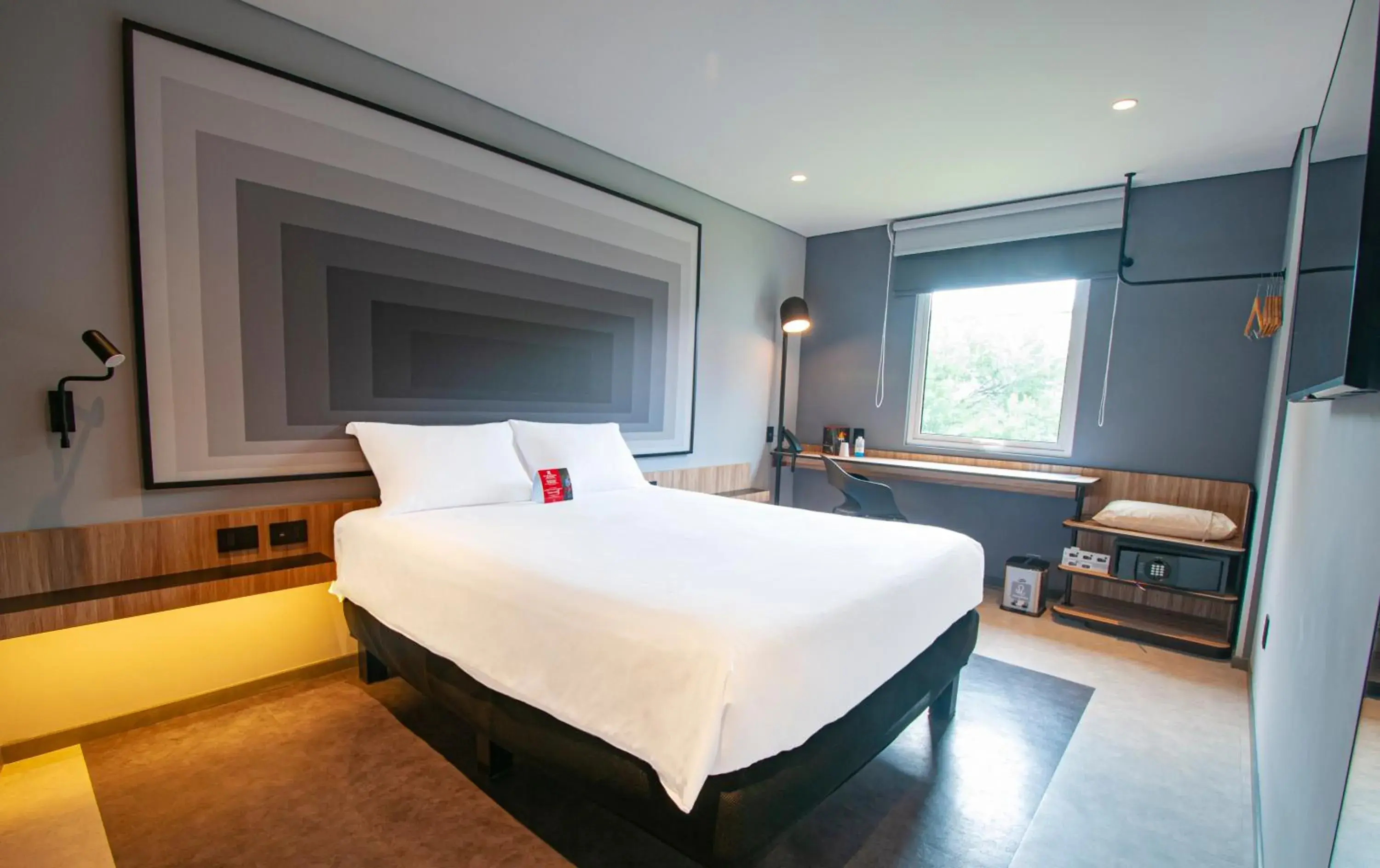 Property building, Bed in Ibis Monterrey Aeropuerto Property building, Bed in Ibis Monterrey Aeropuerto