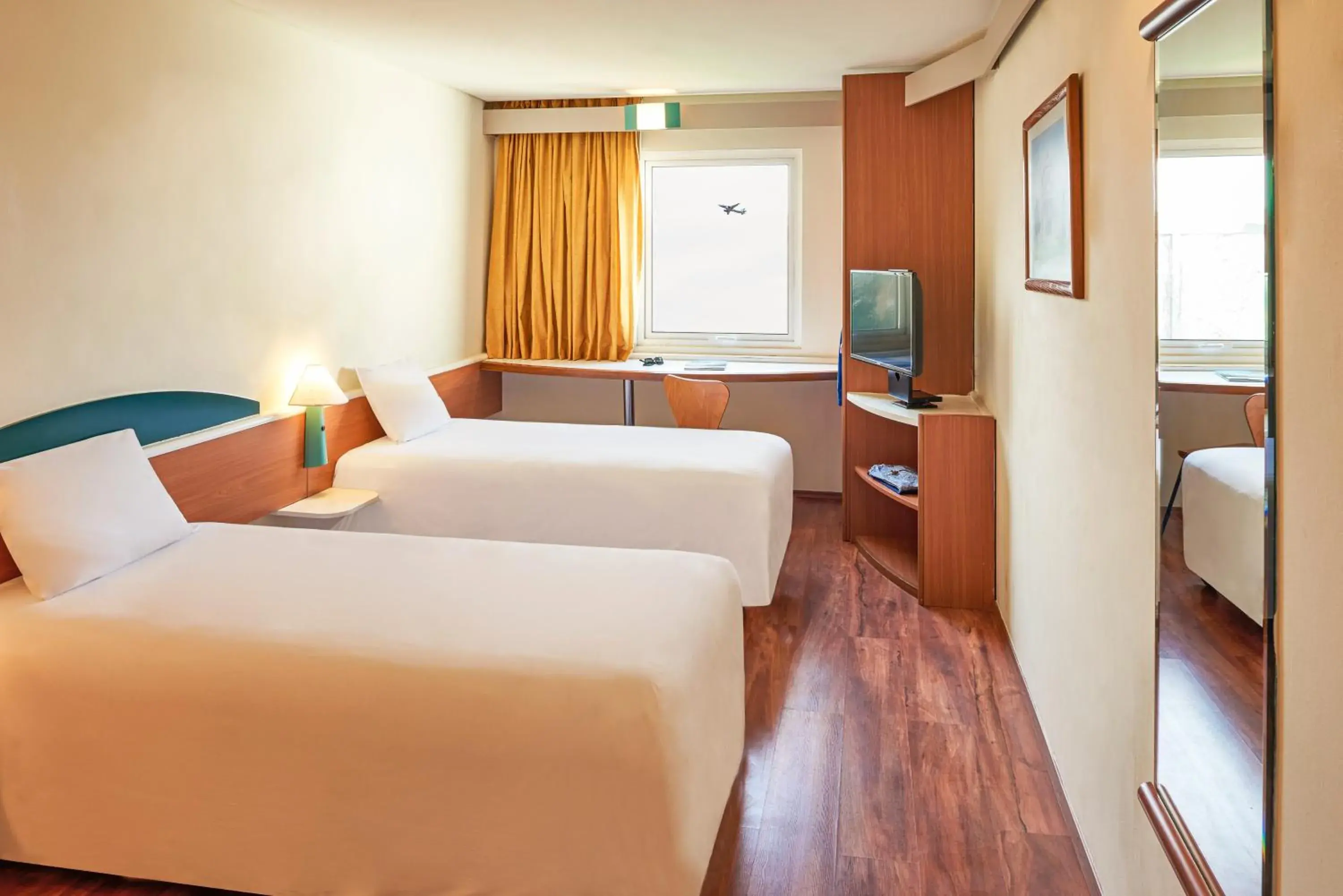 Photo of the whole room, Bed in Ibis Monterrey Aeropuerto Photo of the whole room, Bed in Ibis Monterrey Aeropuerto