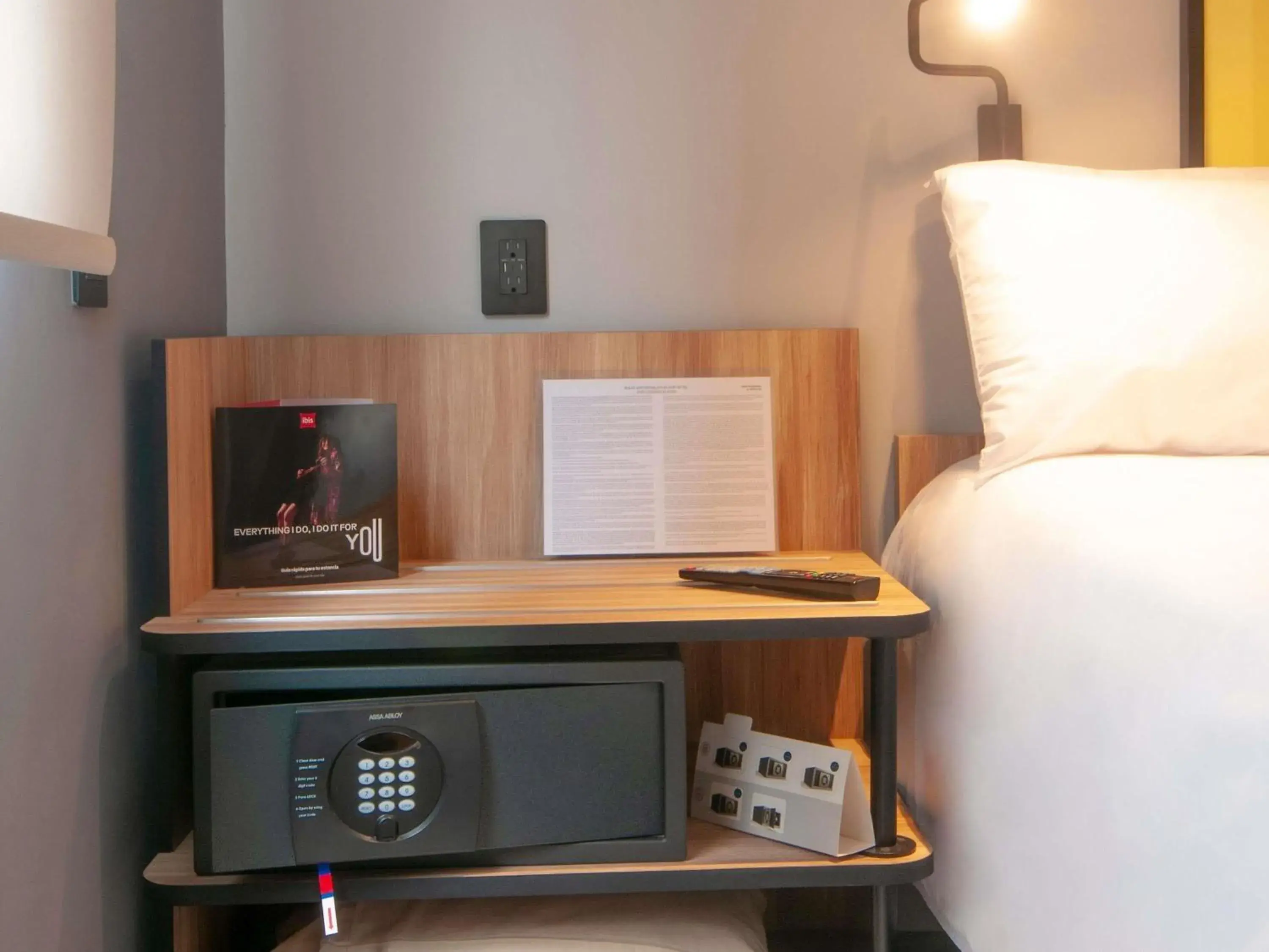 Bedroom, Bed in Ibis Monterrey Aeropuerto Bedroom, Bed in Ibis Monterrey Aeropuerto