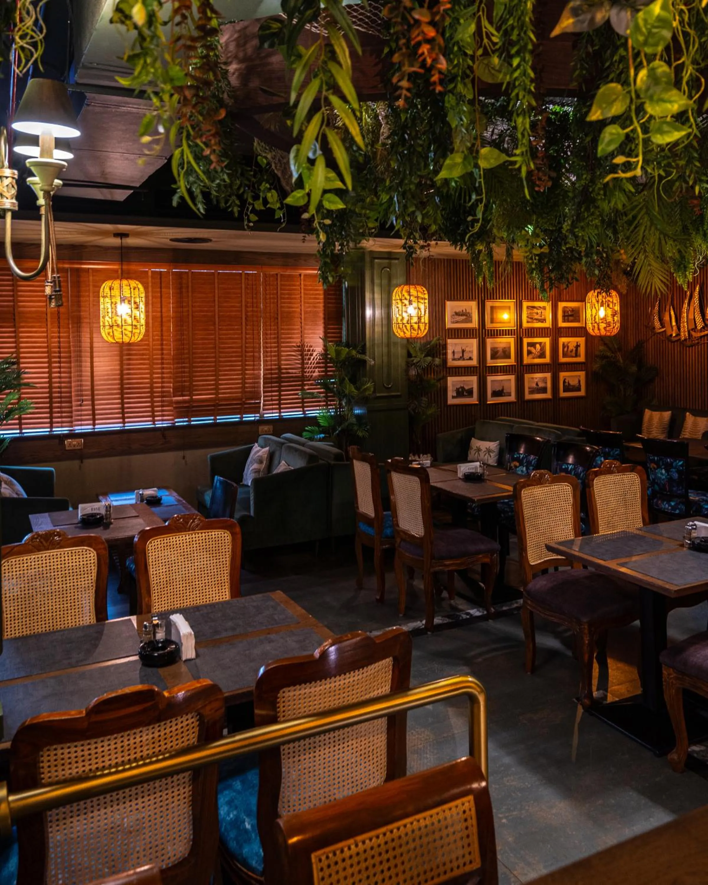 Restaurant/places to eat in President Hotel