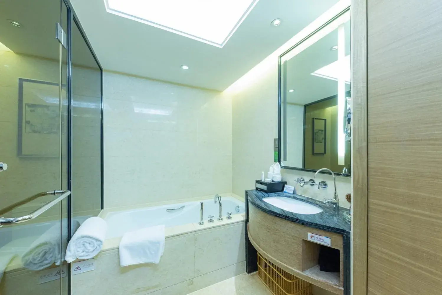 Bathroom in Shenzhen LANGYUE International Hotel Bathroom in Shenzhen LANGYUE International Hotel