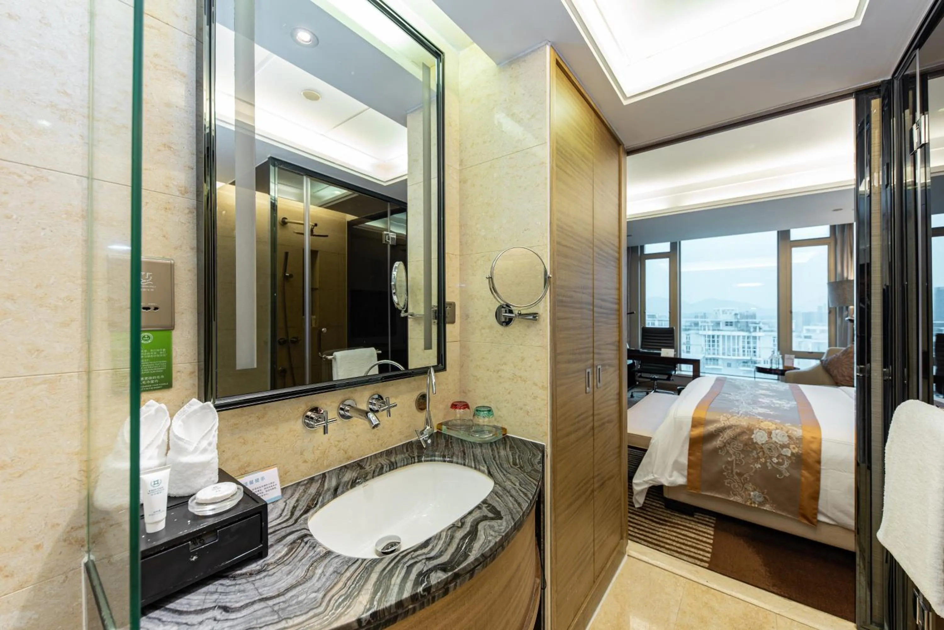 Bathroom, Bed in Shenzhen LANGYUE International Hotel