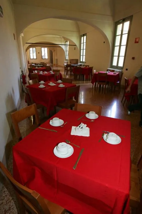 Restaurant/places to eat in Student's Hostel Della Ghiara