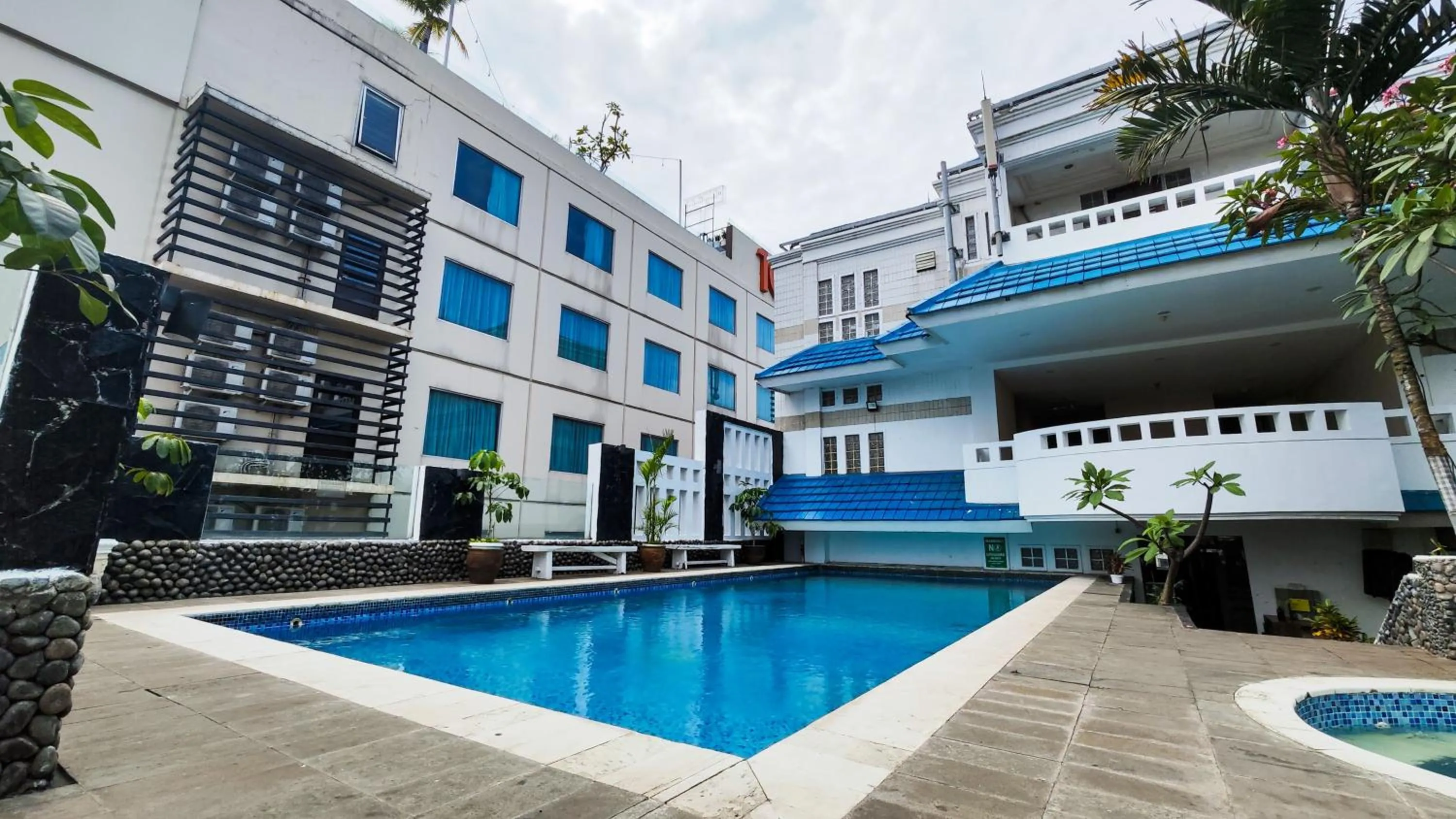 Swimming pool in 1O1 URBAN Jakarta Thamrin