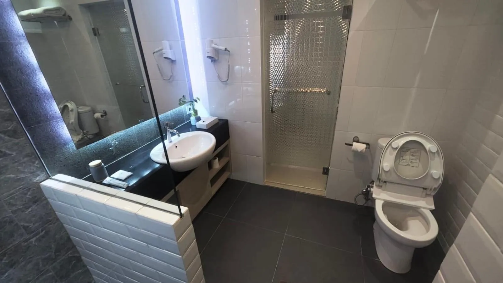 Shower in 1O1 URBAN Jakarta Thamrin