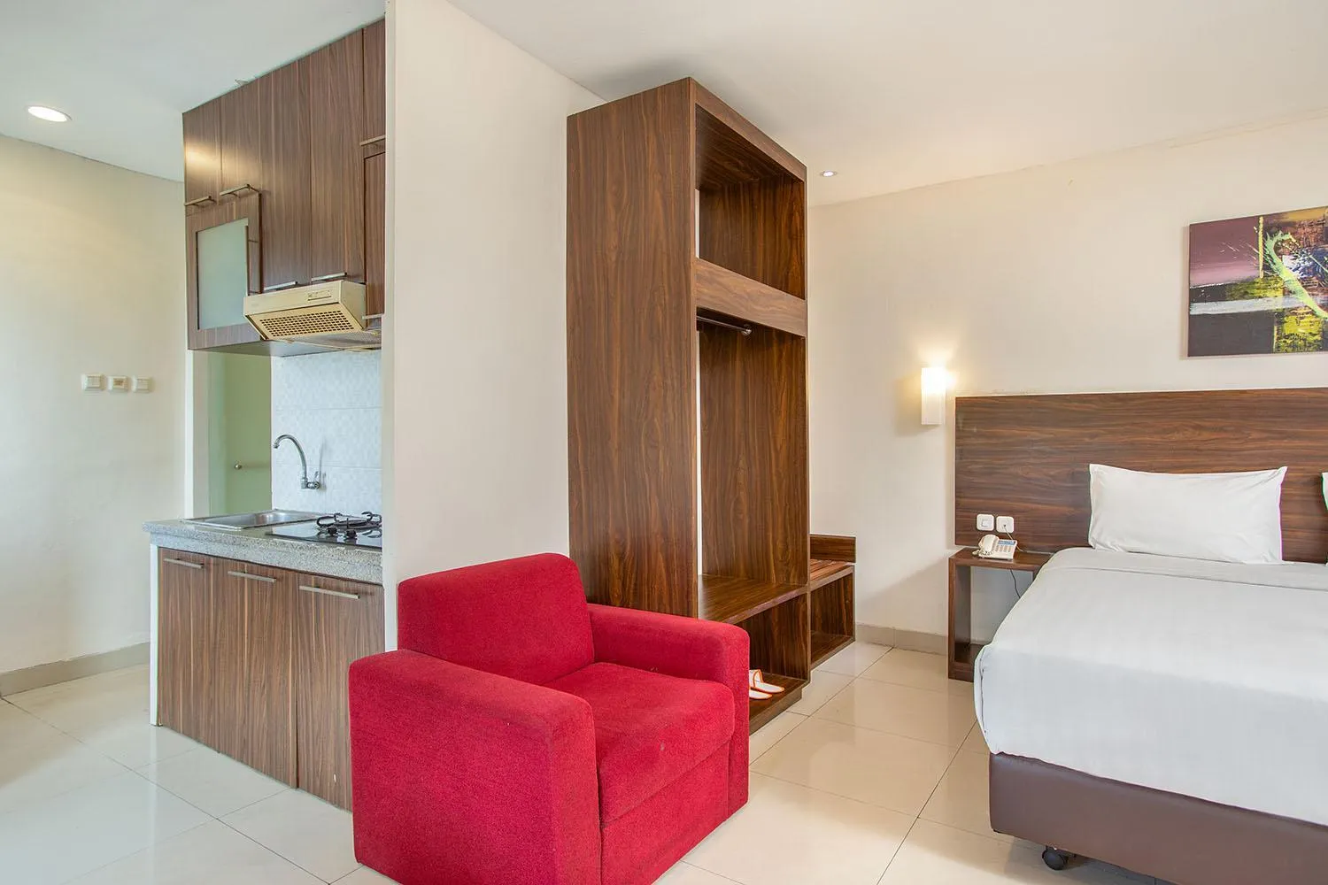Kitchen or kitchenette, Bed in 1O1 URBAN Jakarta Thamrin