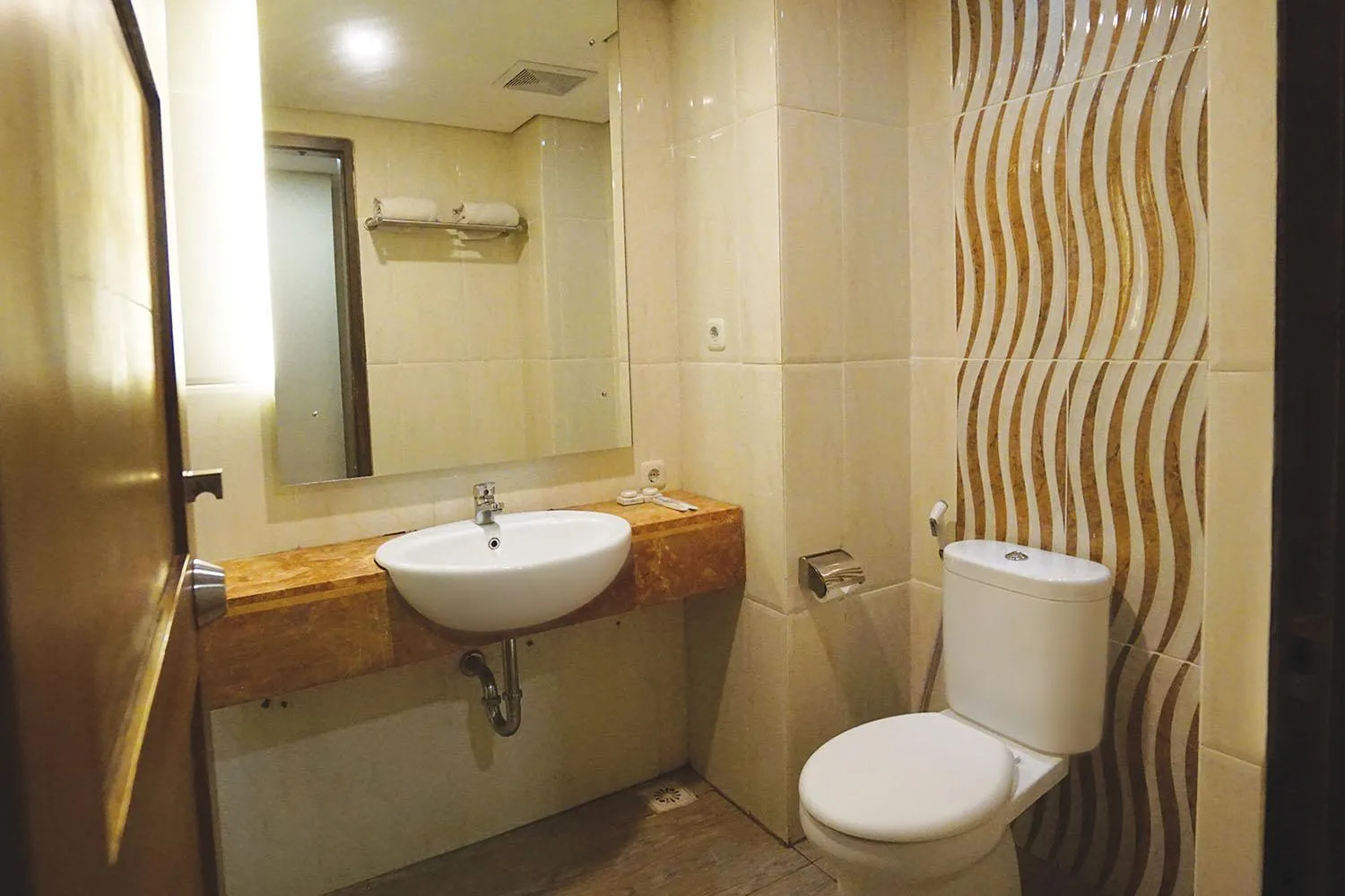 Bathroom in 1O1 URBAN Jakarta Thamrin
