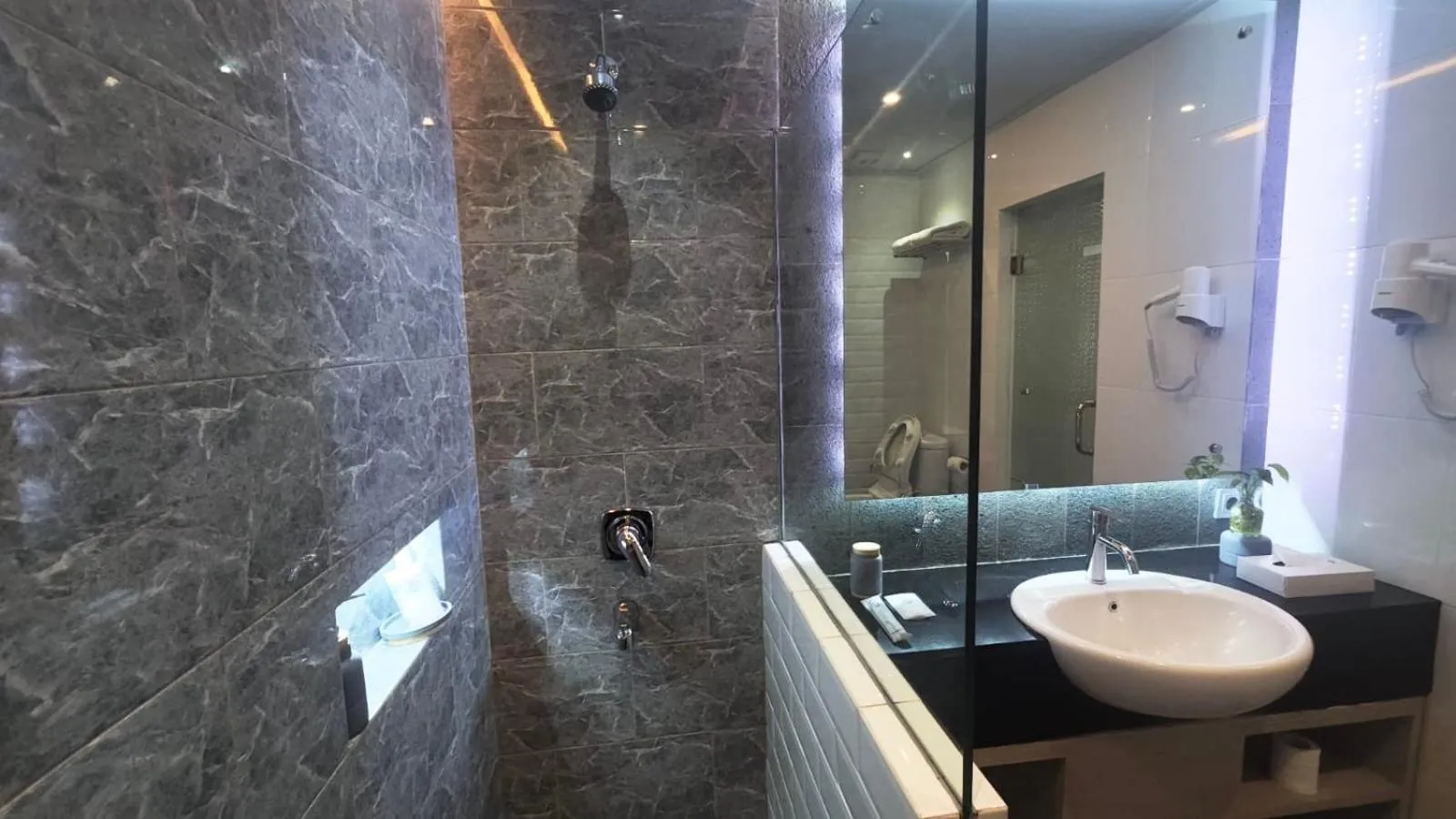 Shower in 1O1 URBAN Jakarta Thamrin