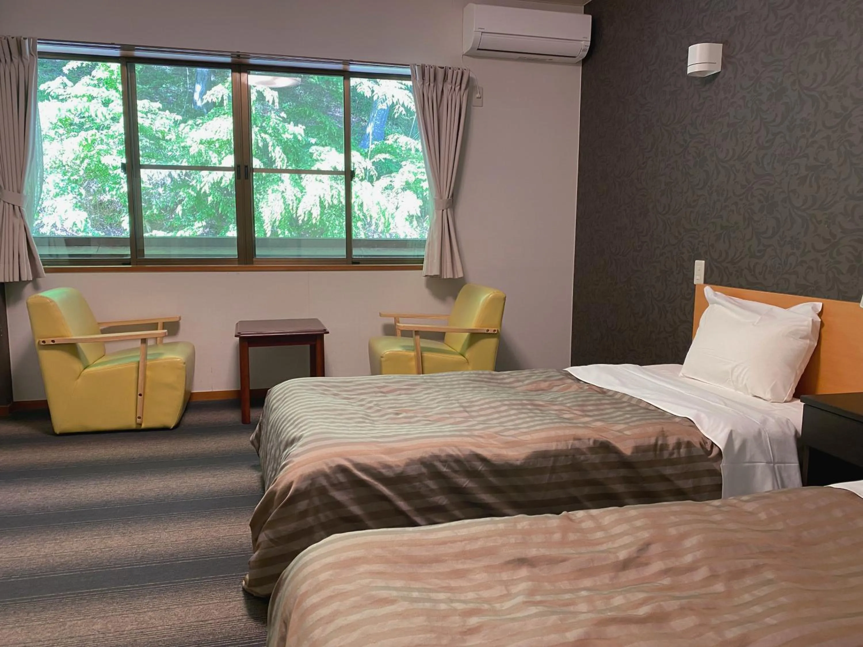 Photo of the whole room, Bed in Itoen Hotel Shima