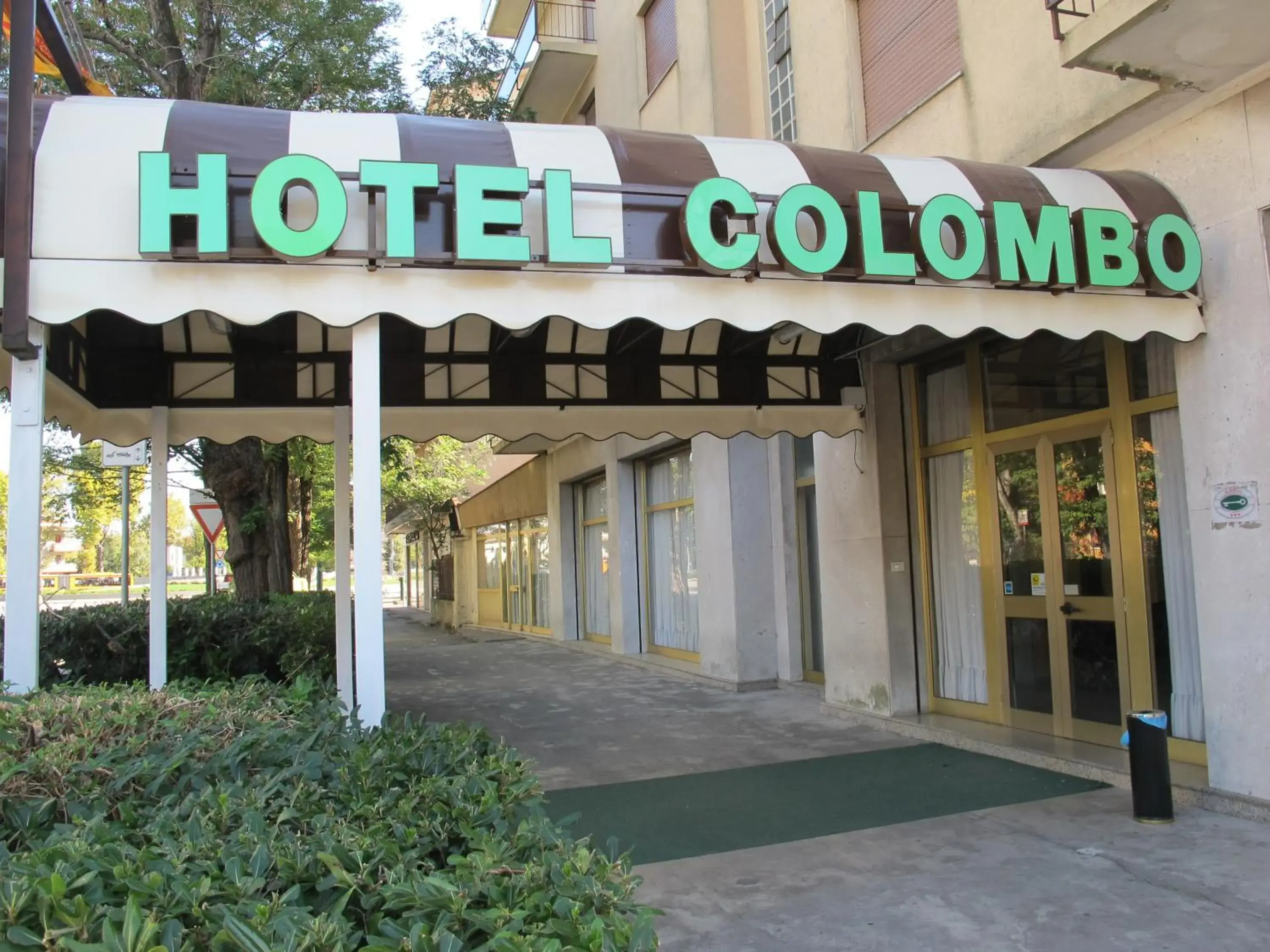 Facade/entrance in Hotel Colombo Facade/entrance in Hotel Colombo