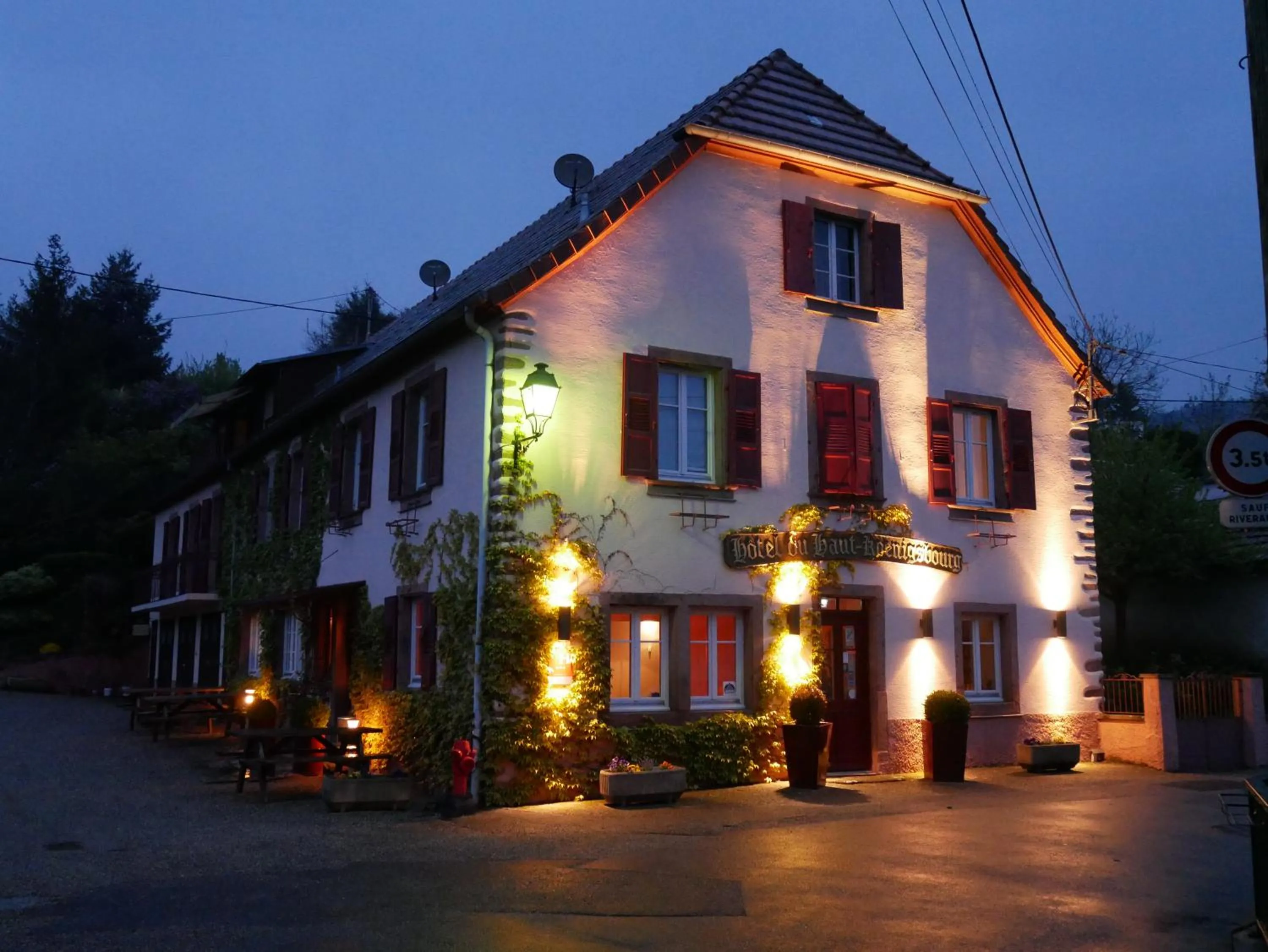Property building in Hôtel du Haut Koenigsbourg- entre vignes et château