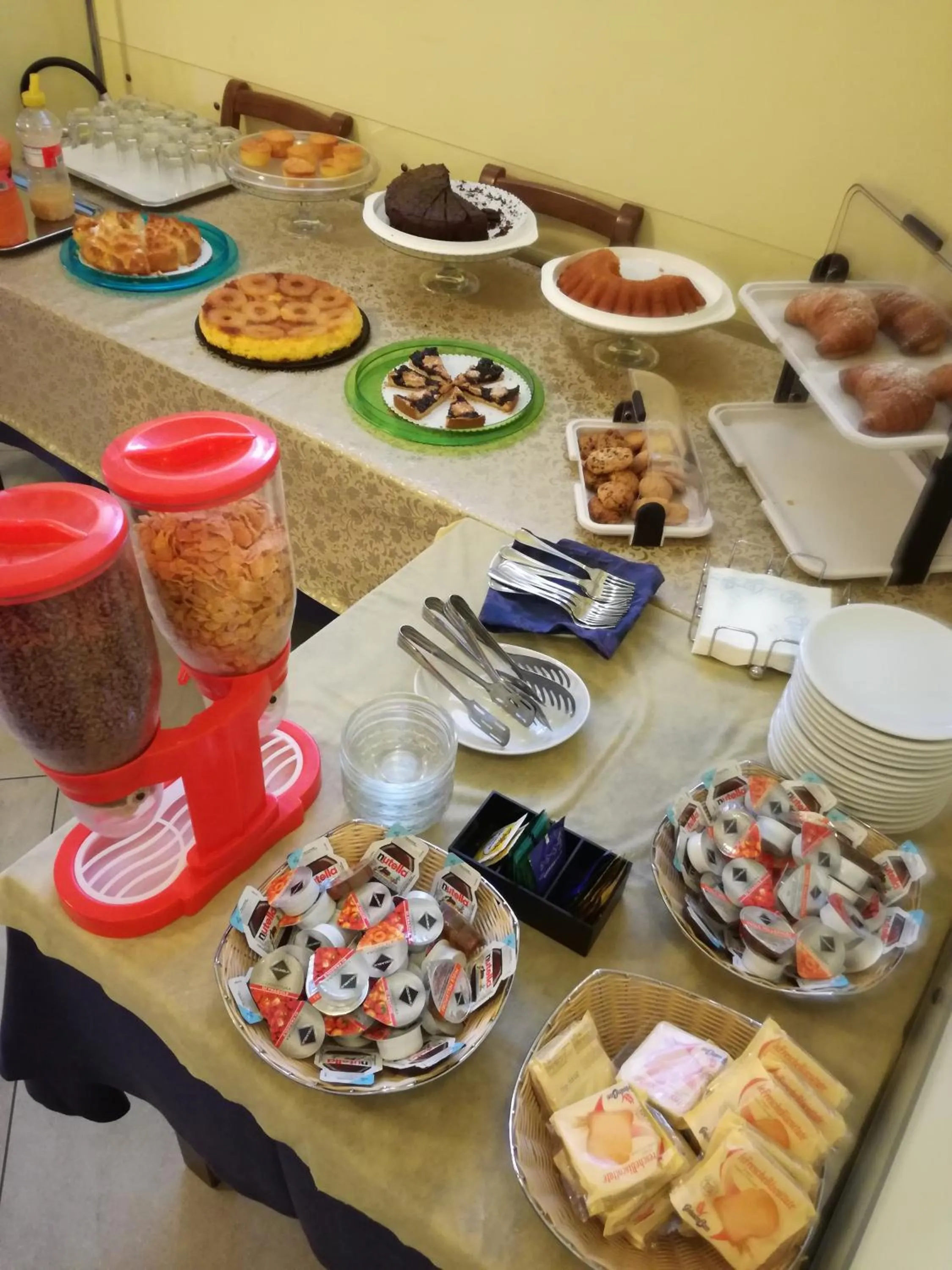 Buffet breakfast in Hotel Aquila