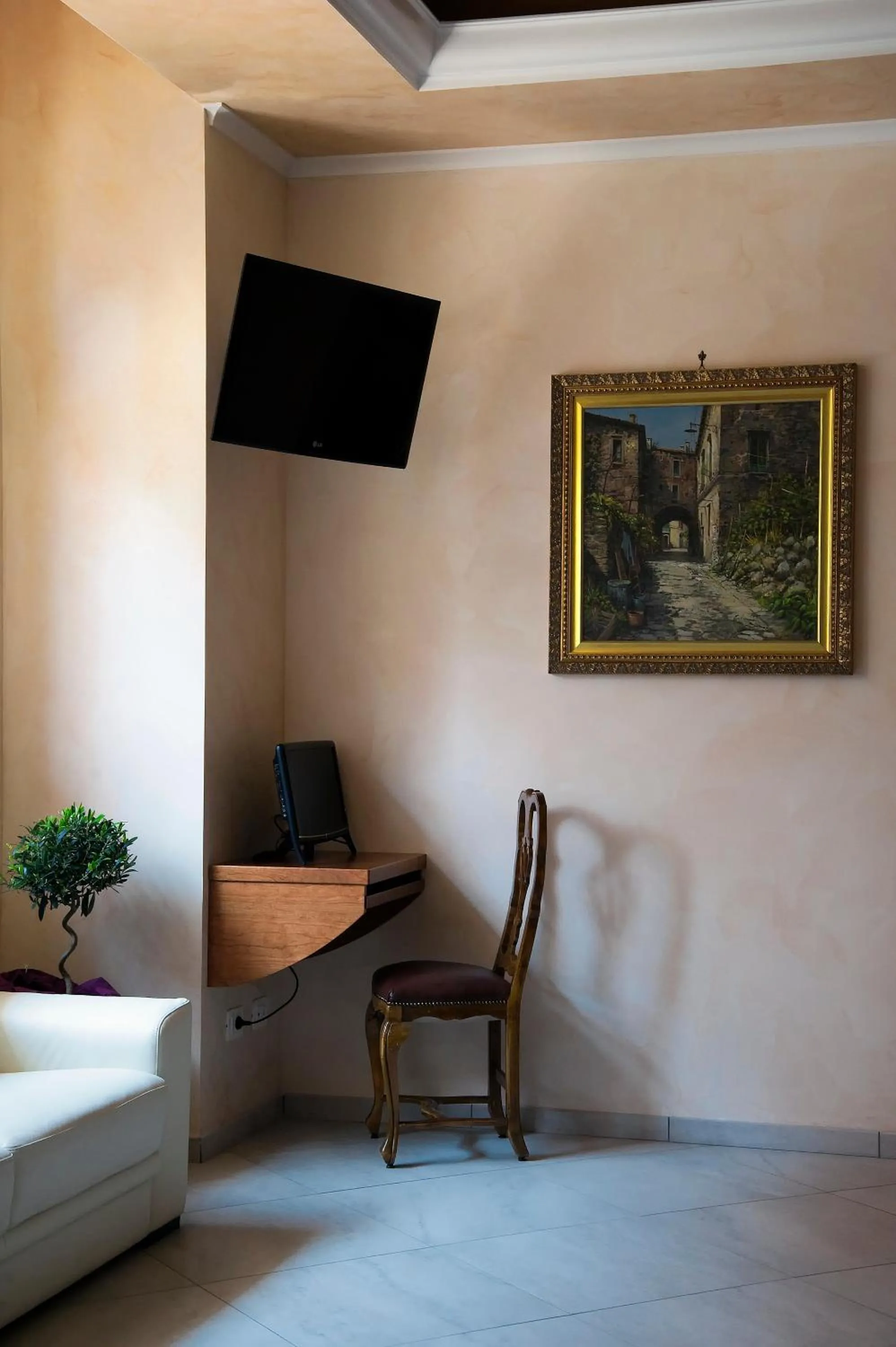 Communal lounge/ TV room in Hotel Aquila